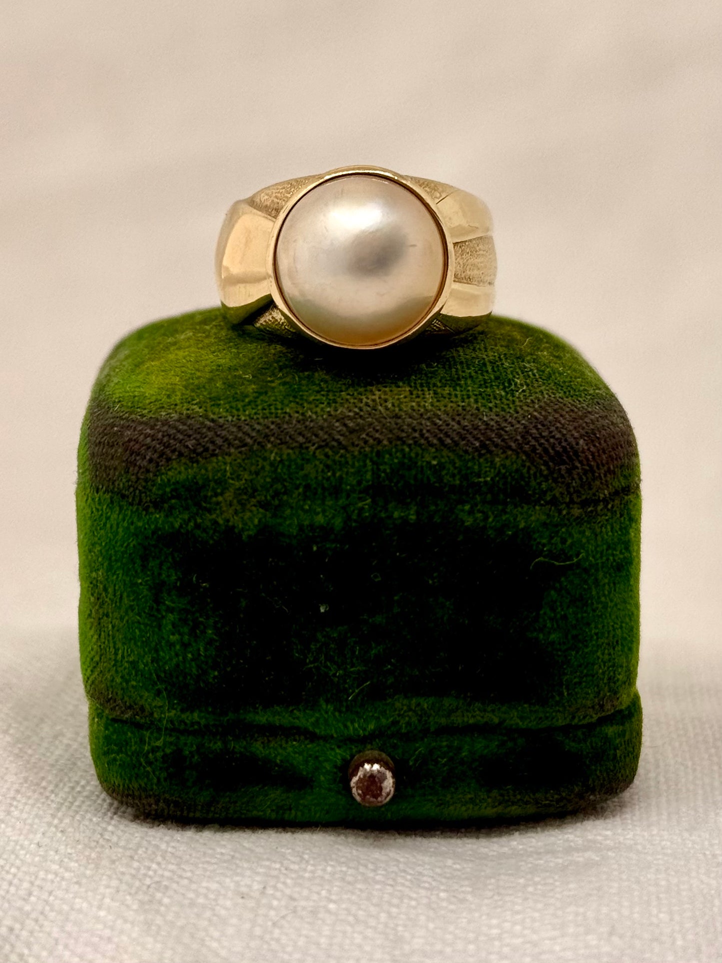 .1980s .375 .9ct gold luminous luxurious and classic Mabe pearl gold architectural dress ring