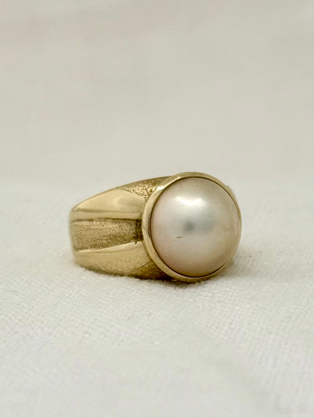 .1980s .375 .9ct gold luminous luxurious and classic Mabe pearl gold architectural dress ring
