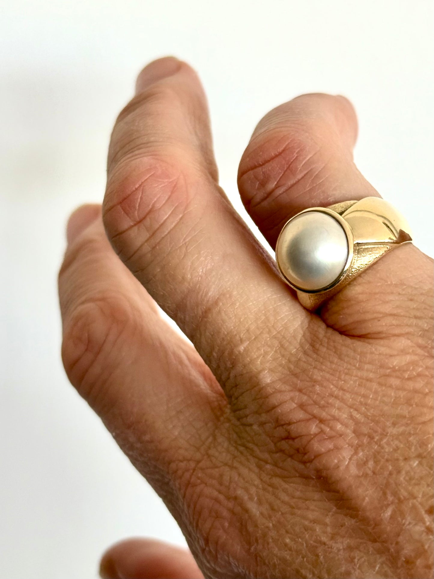 .1980s .375 .9ct gold luminous luxurious and classic Mabe pearl gold architectural dress ring