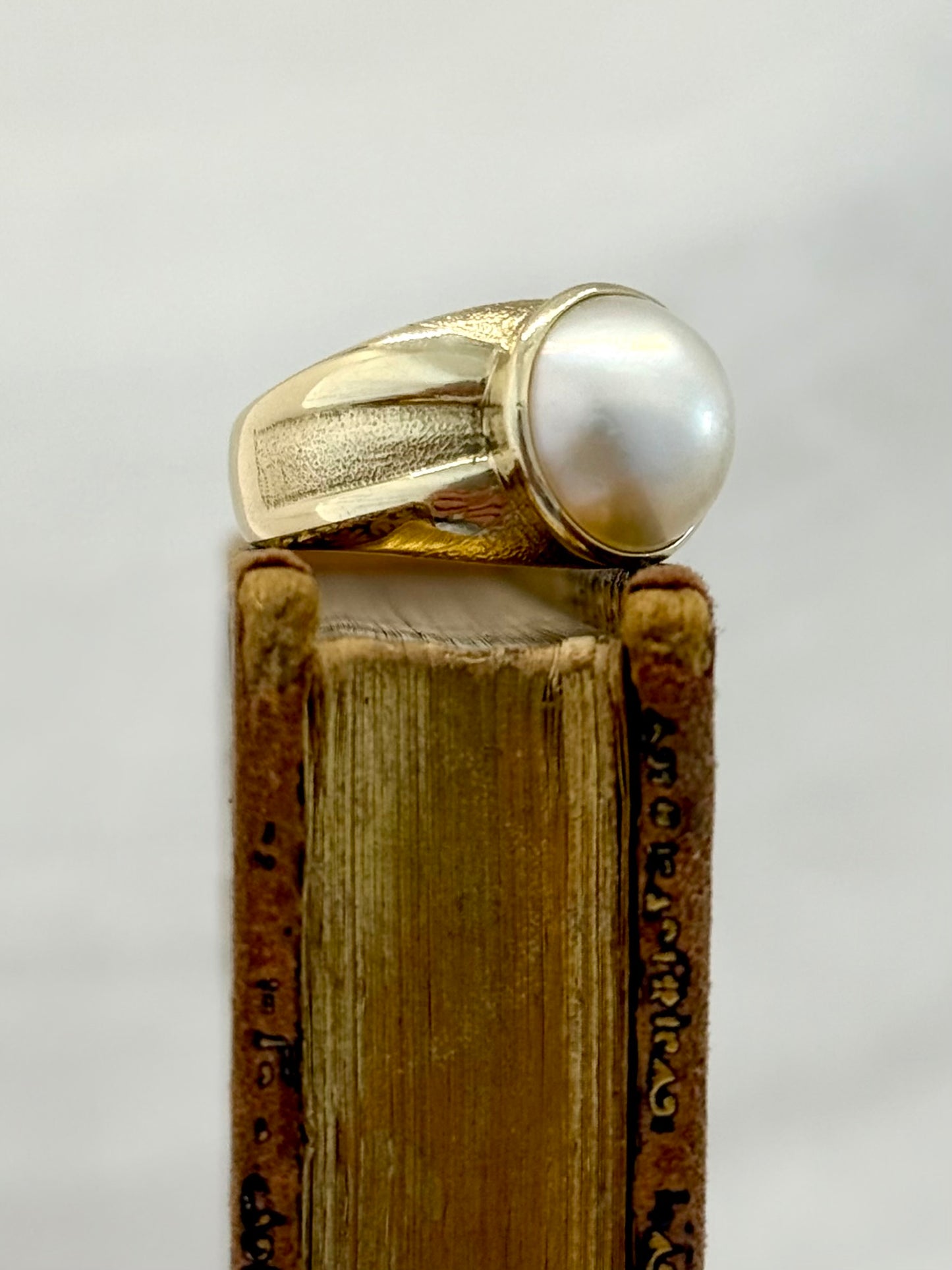 .1980s .375 .9ct gold luminous luxurious and classic Mabe pearl gold architectural dress ring