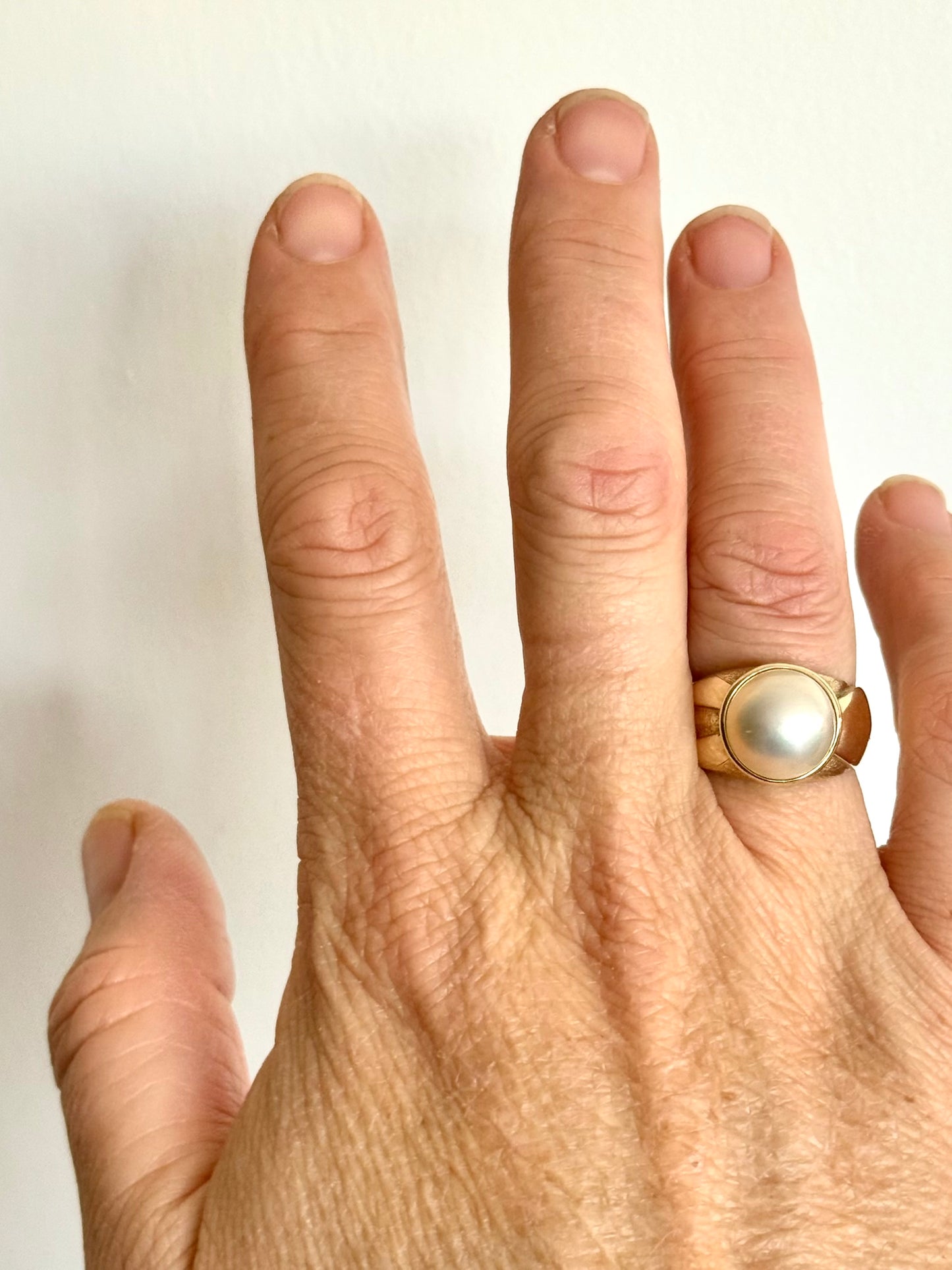 .1980s .375 .9ct gold luminous luxurious and classic Mabe pearl gold architectural dress ring