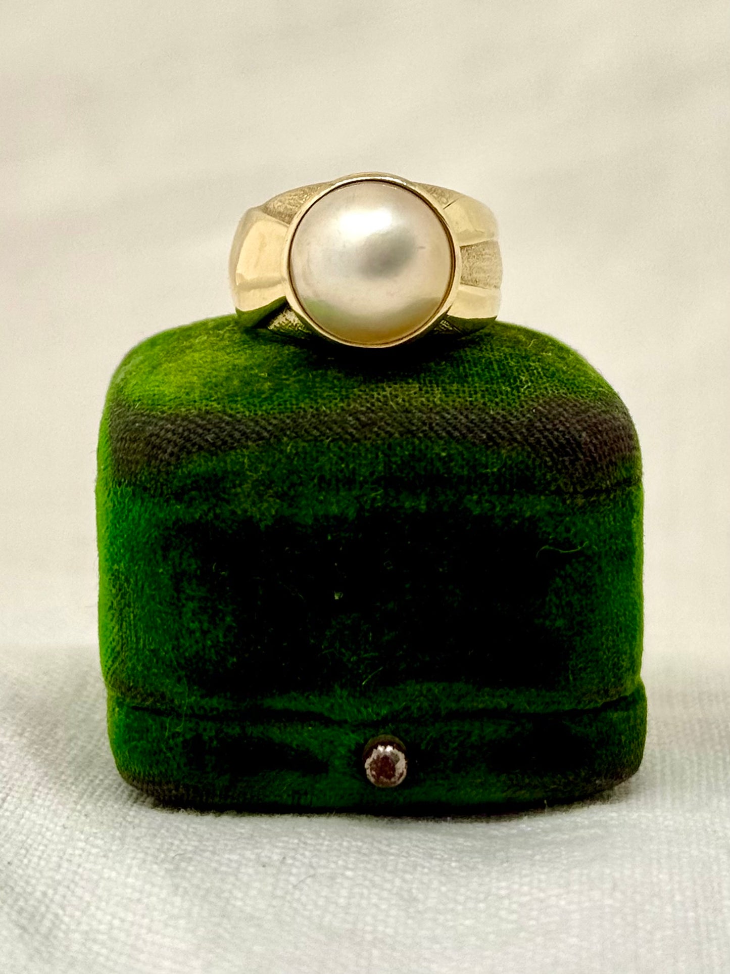.1980s .375 .9ct gold luminous luxurious and classic Mabe pearl gold architectural dress ring