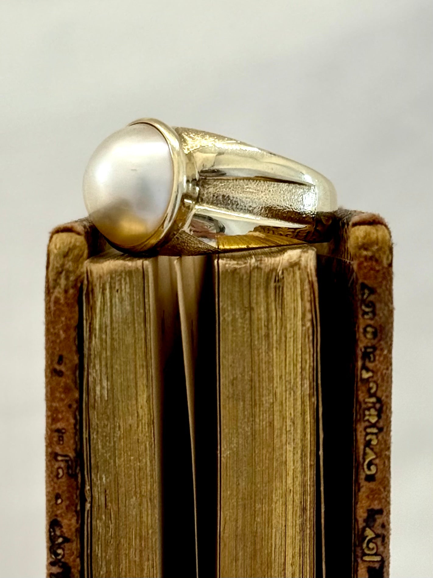 .1980s .375 .9ct gold luminous luxurious and classic Mabe pearl gold architectural dress ring