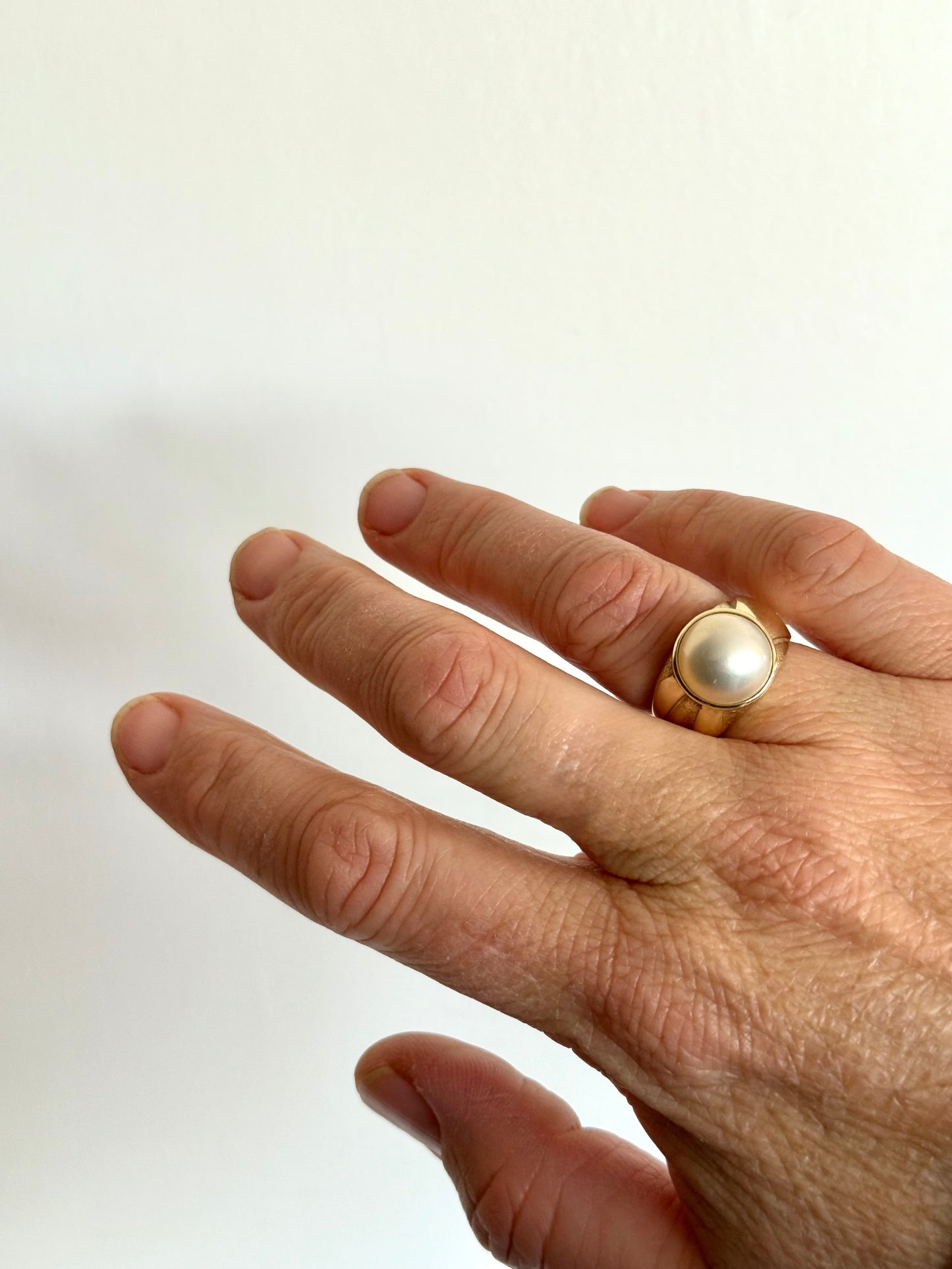 .1980s .375 .9ct gold luminous luxurious and classic Mabe pearl gold architectural dress ring