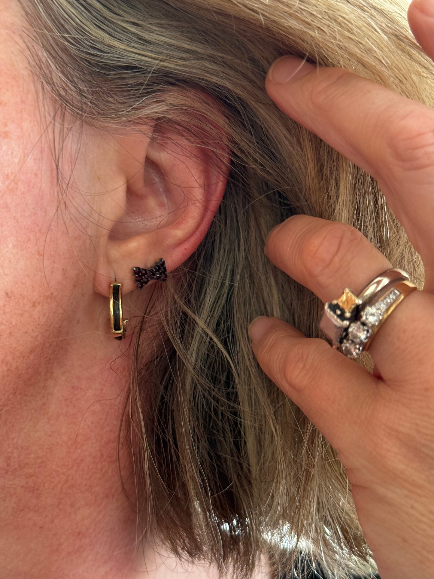 .15mm drop .1990s .375 .9ct gold Elephant hair hoop huggie luxury classic post stud earrings