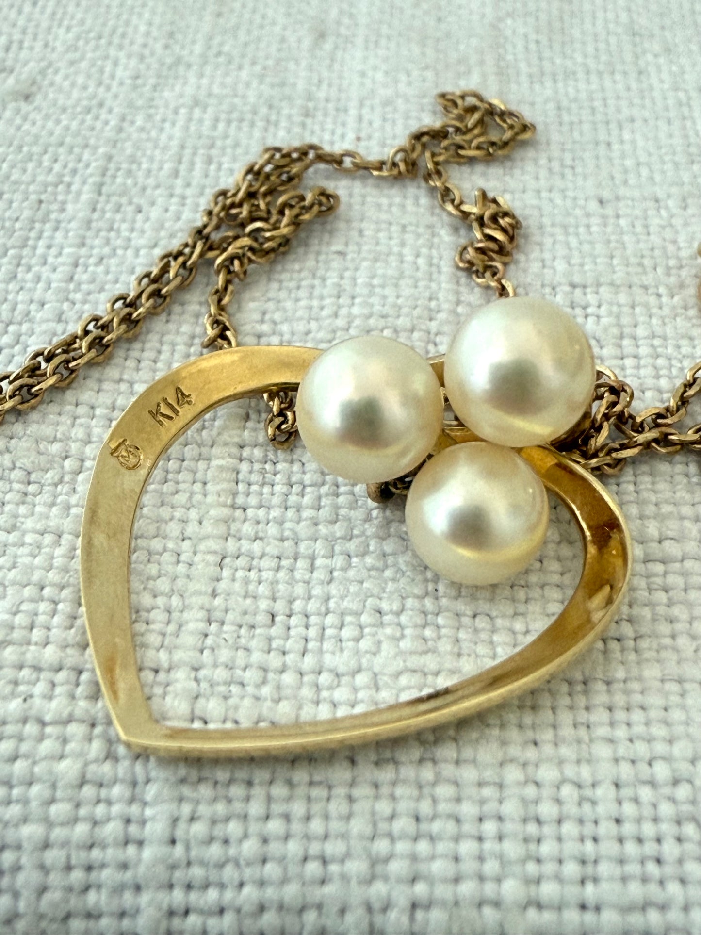 .14ct .585 gold MIKIMOTO designer marine cultured pearl collectors Mikimoto 14k gold and 3 Akoya white pearls heart pendant and chain necklace