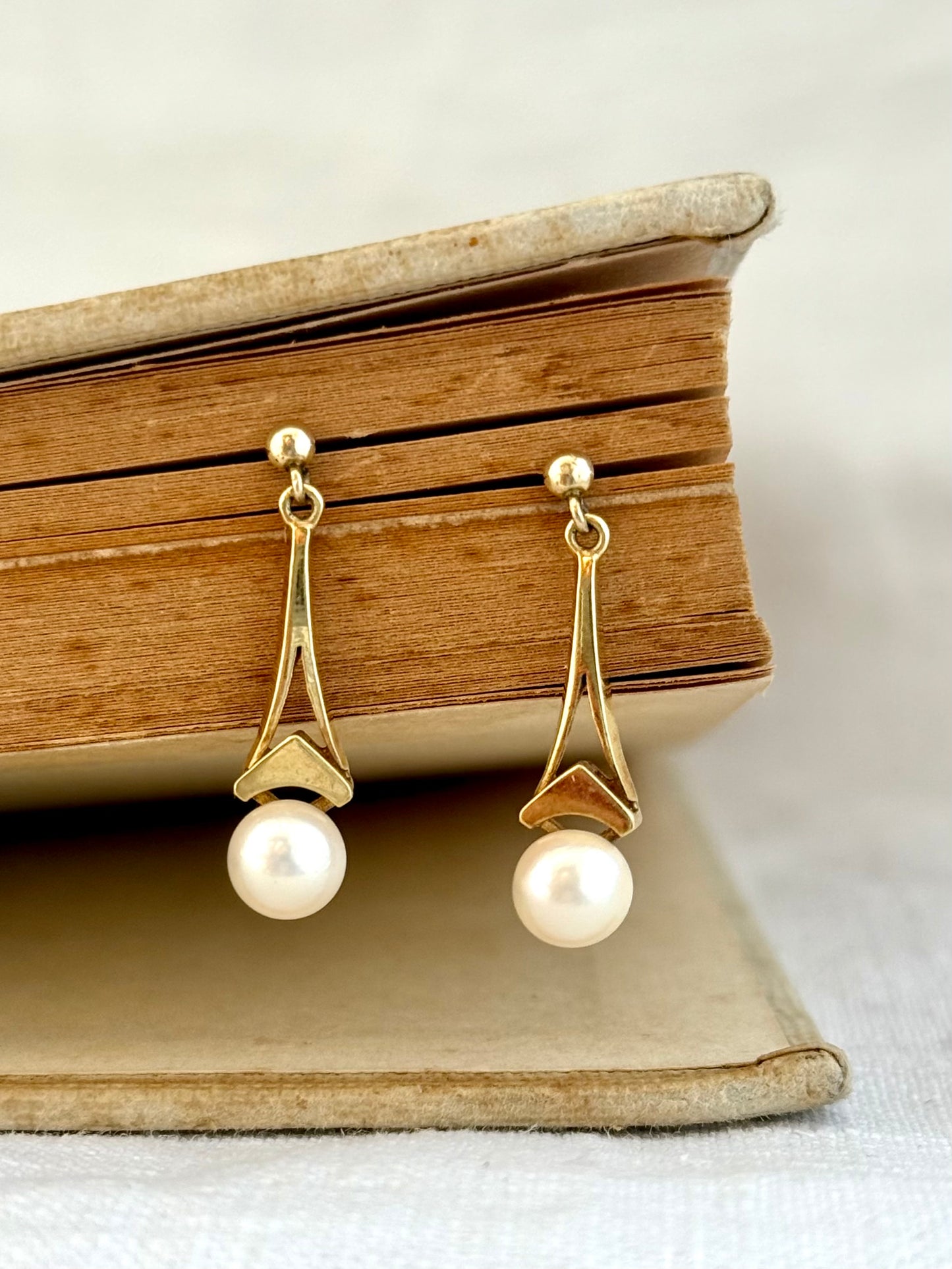 .1950s .375 .9ct architectural elegant gold and pearl drop dangle post stud push in earrings