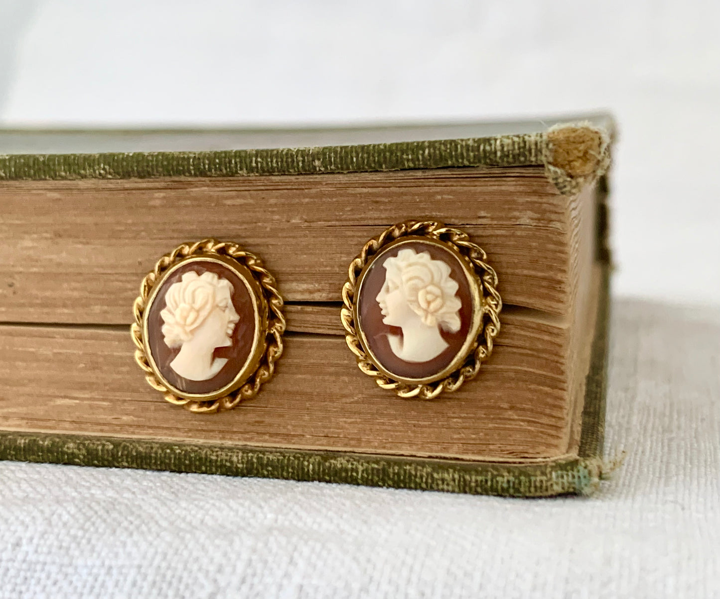 .585 14ct 1950s luxury luscious gold hand carved classic cameo dame estate find shell cameo high carat post stud gold earrings