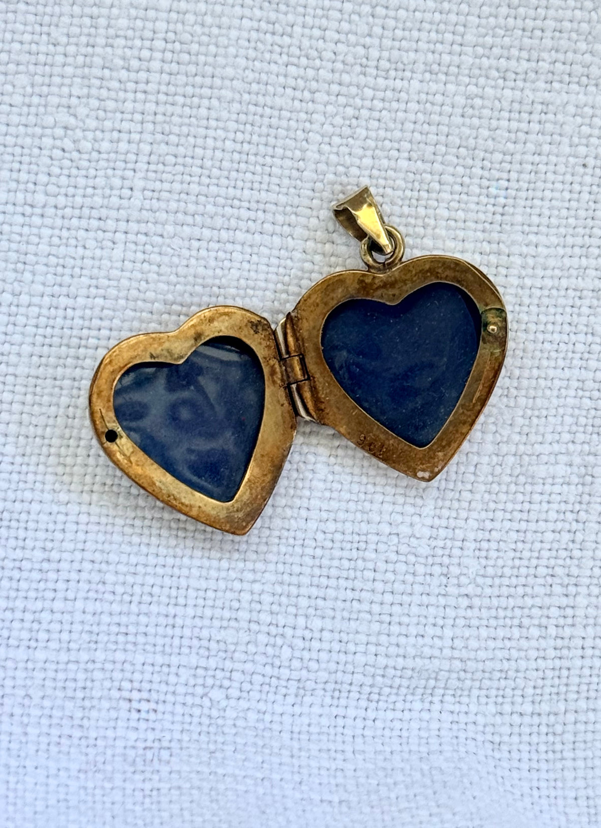 .1970s .1980s .375 .9ct gold romantic heart locket pendant