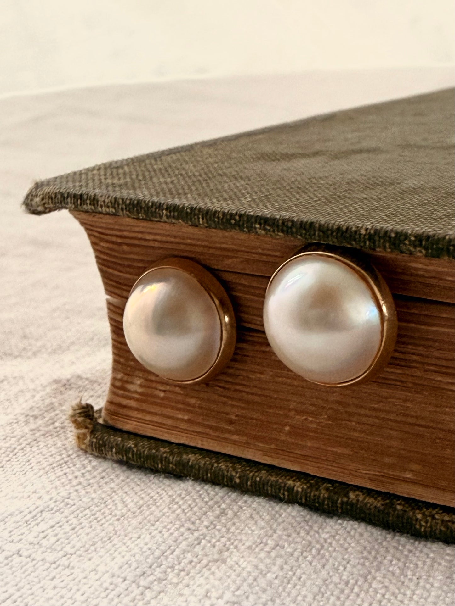 .375 14mm 1980s 9ct yellow gold luxurious and classic white Mabe pearl well sized retro classic post stud gold Mabe pearl earrings