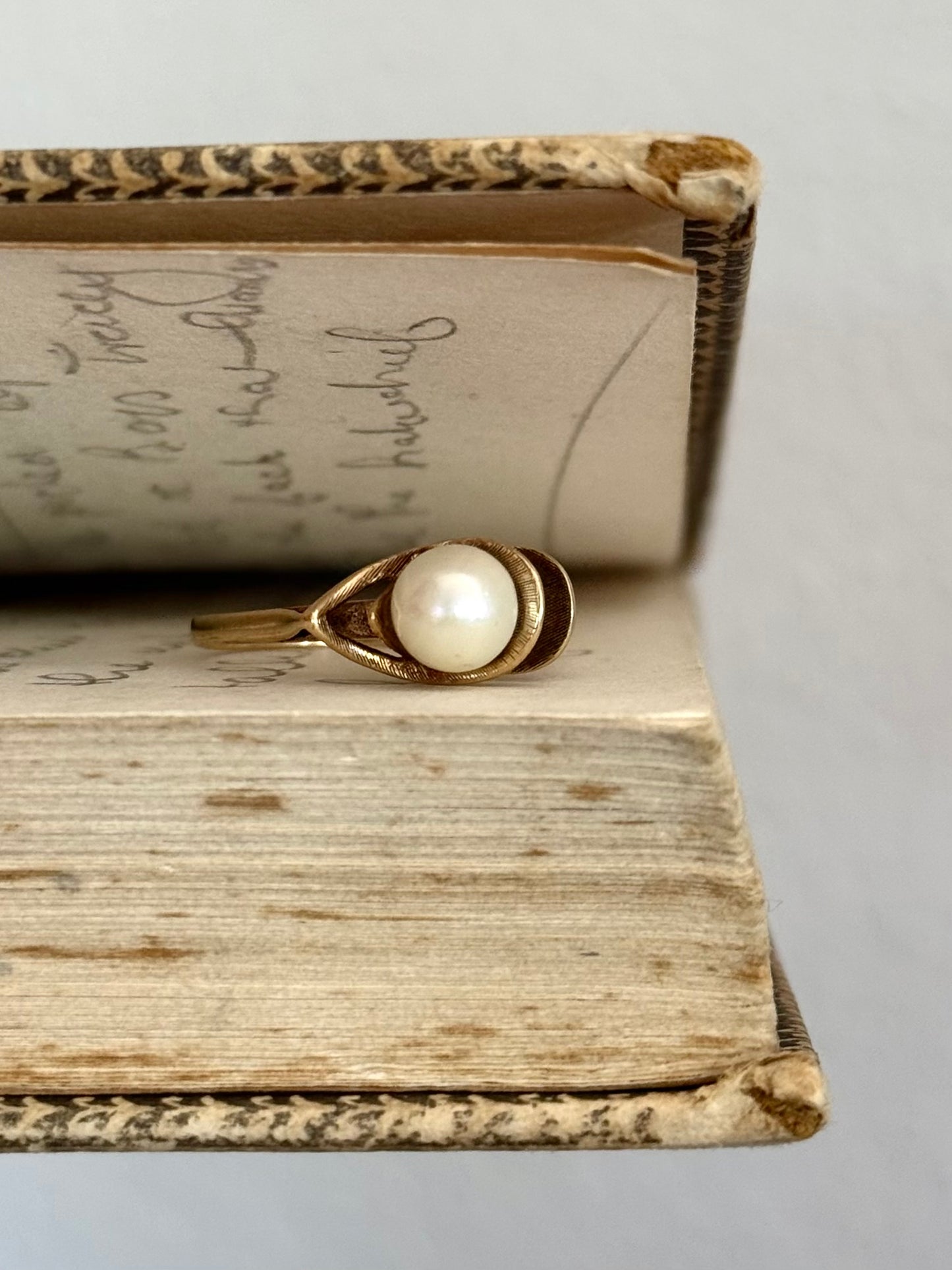 .1970s .375 .9ct Akoya white pearl Architectural free form yellow gold pearl cocktail ring dress ring