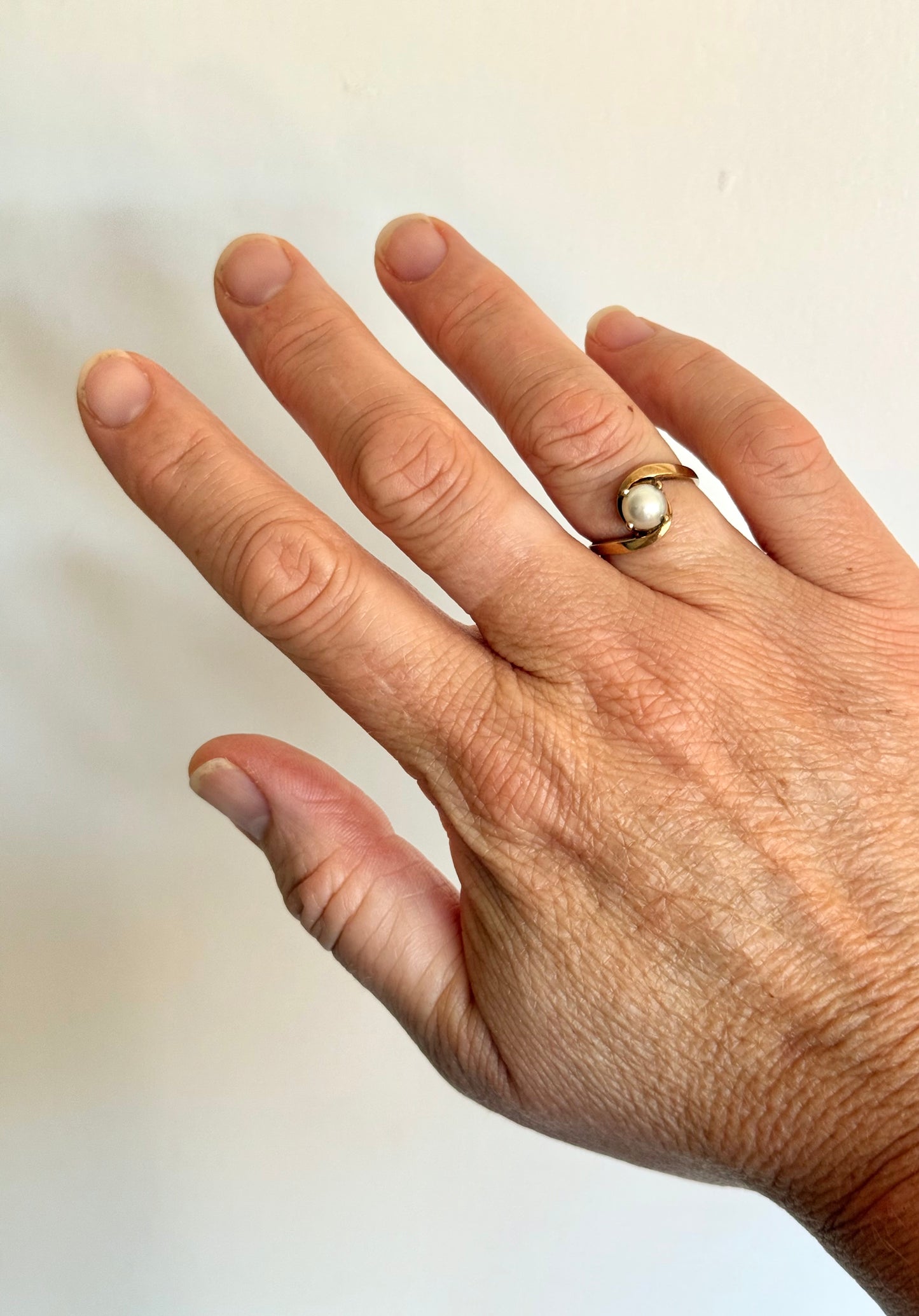 .10ct .1970s Akoya white pearl 10k yellow gold pearl bypass commitment token ring