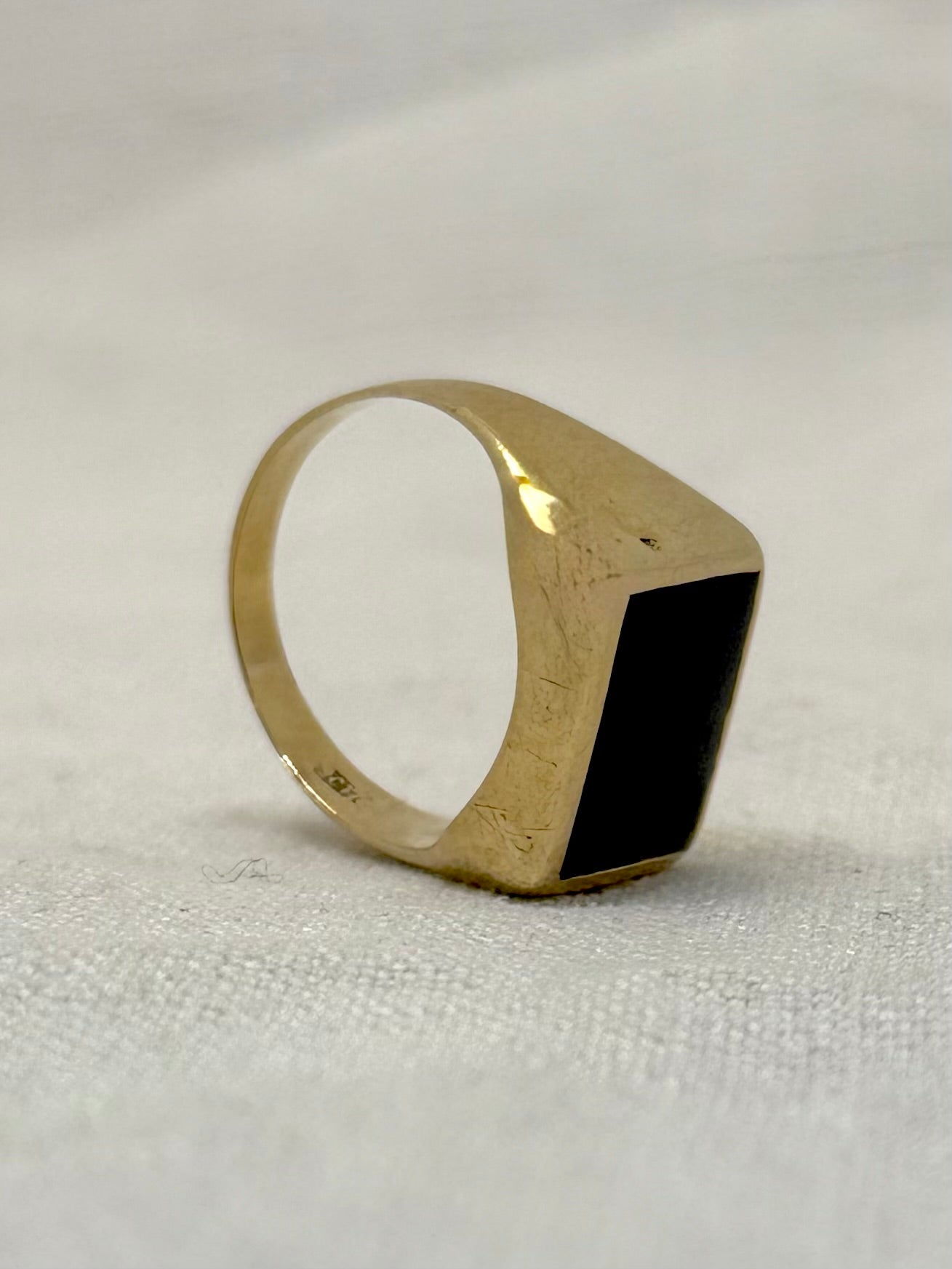 .1970s .375 .9ct black onyx modernist rectangular signet seal gold heirloom unisex gold gemstone ring