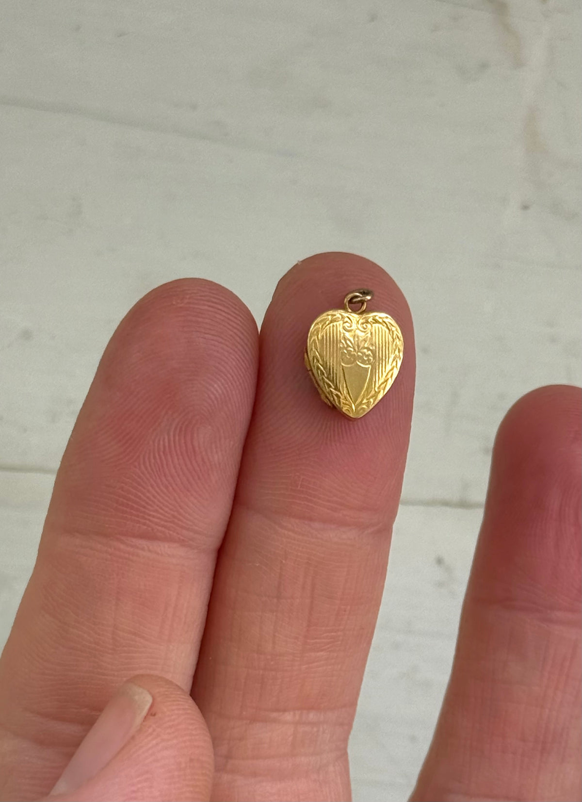 .10ct .1950s miniature gold romantic heart locket pendant