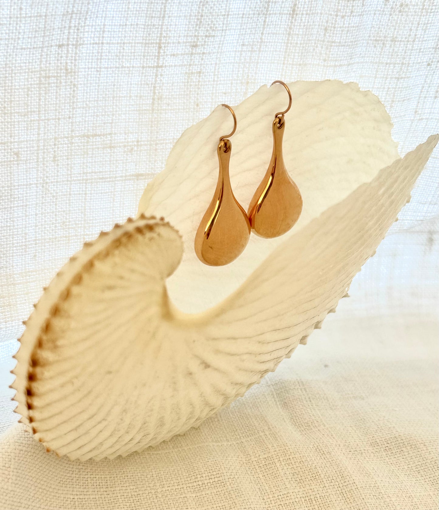 .14ct .1990s .585 architectural form designer Italian Milor modern 14k high carat rose gold teardrop dangle shaped oversized Milor designer rose gold drop earrings