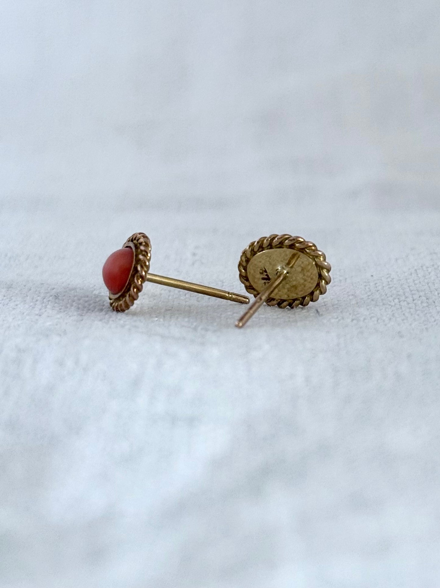 .1970s .375 .9ct Salmon coral and luxurious gold oval post stud push in luxury earrings