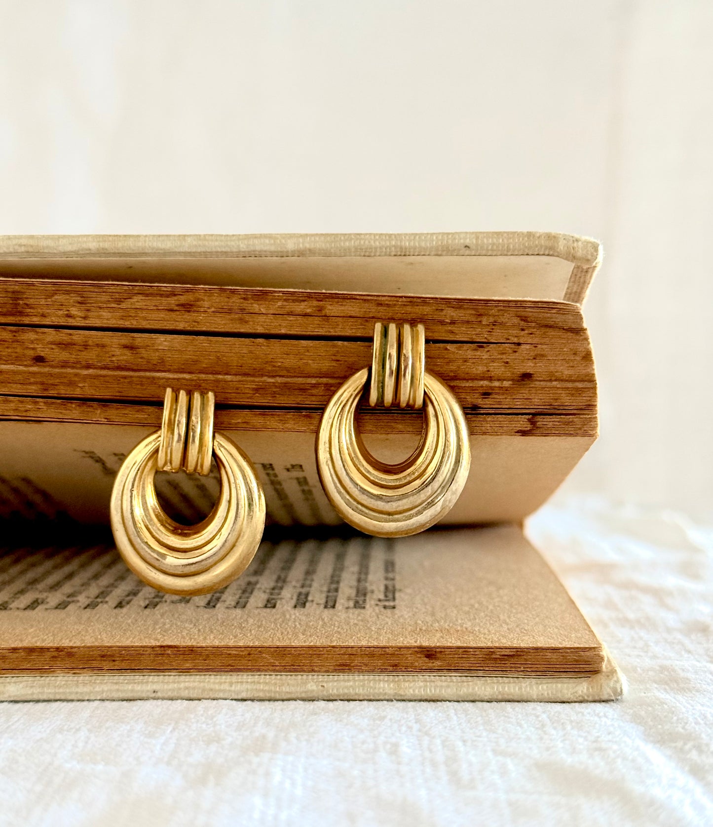 .1980s door knocker gold tone modernist swivel oval post stud earrings