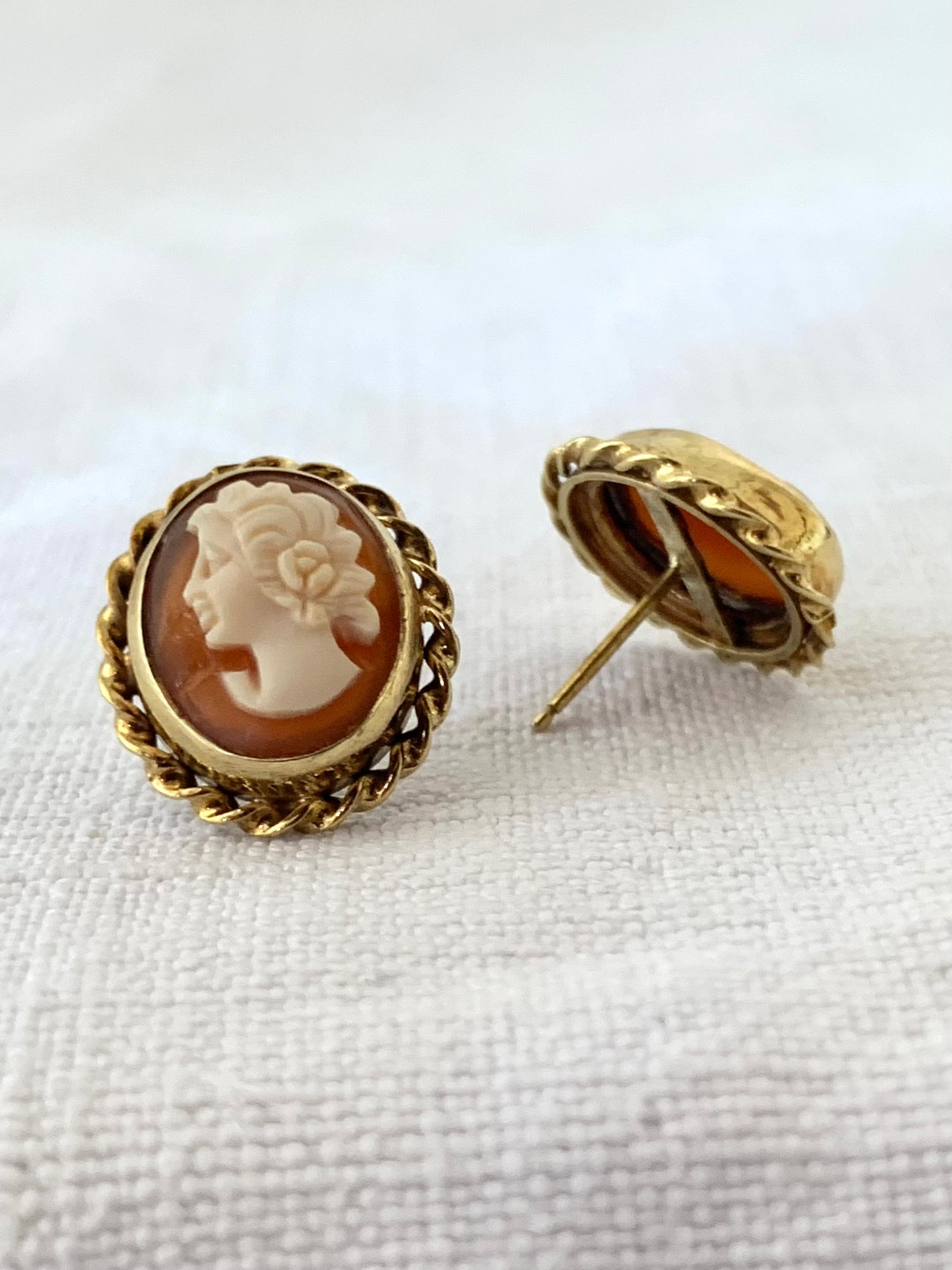 .585 14ct 1950s luxury luscious gold hand carved classic cameo dame estate find shell cameo high carat post stud gold earrings