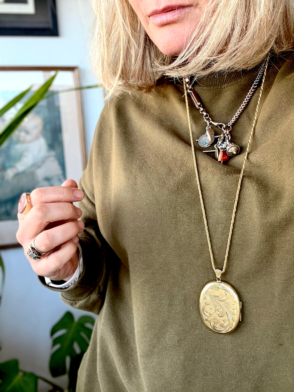 .1960s .1970s .375 .9ct gold Oversized Oval metal core photo locket pendant