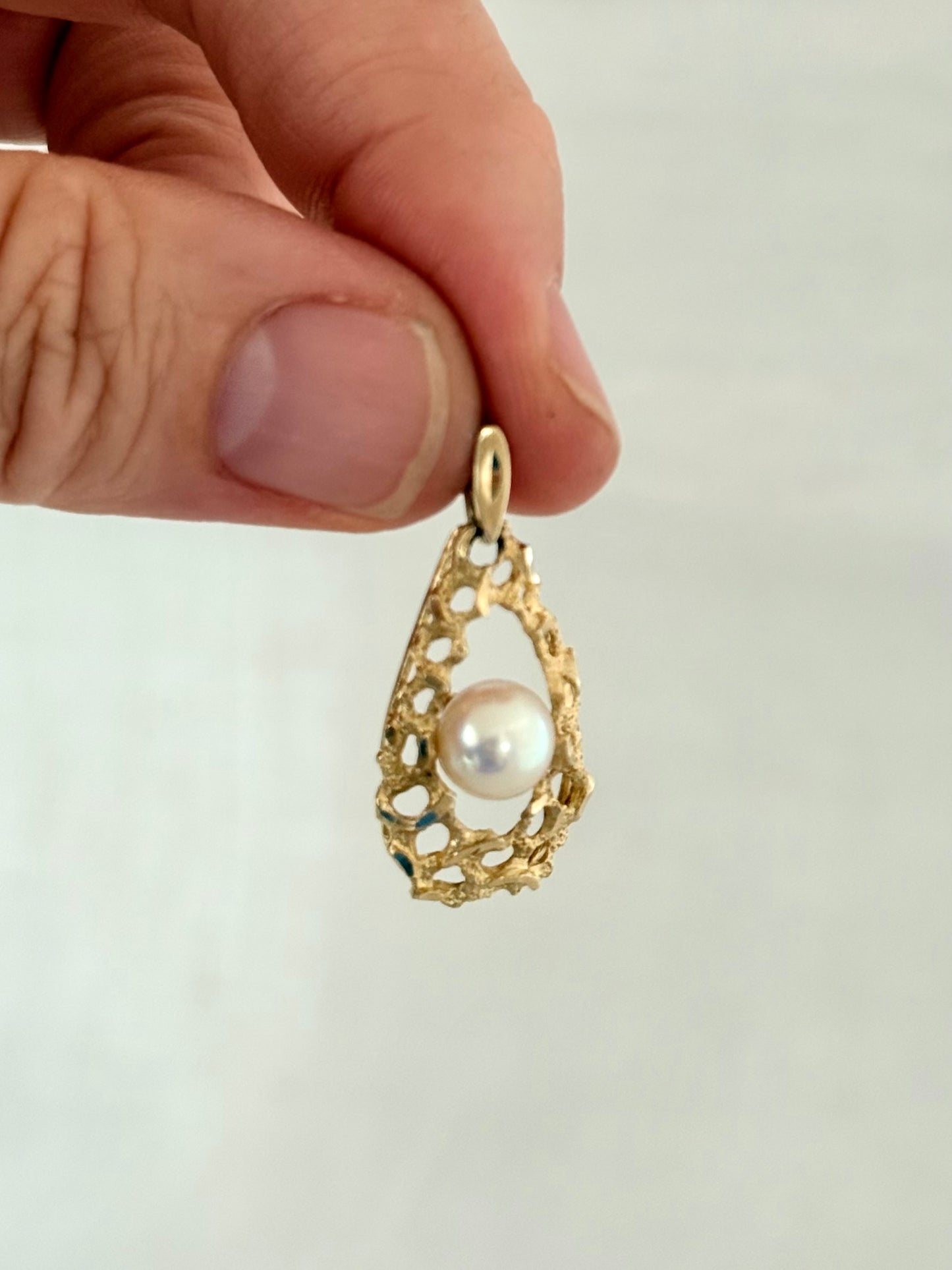 .10ct .1960s .1970s Brutalist style white pearl .416 yellow gold modernist teardrop luxury pearl drop pendant