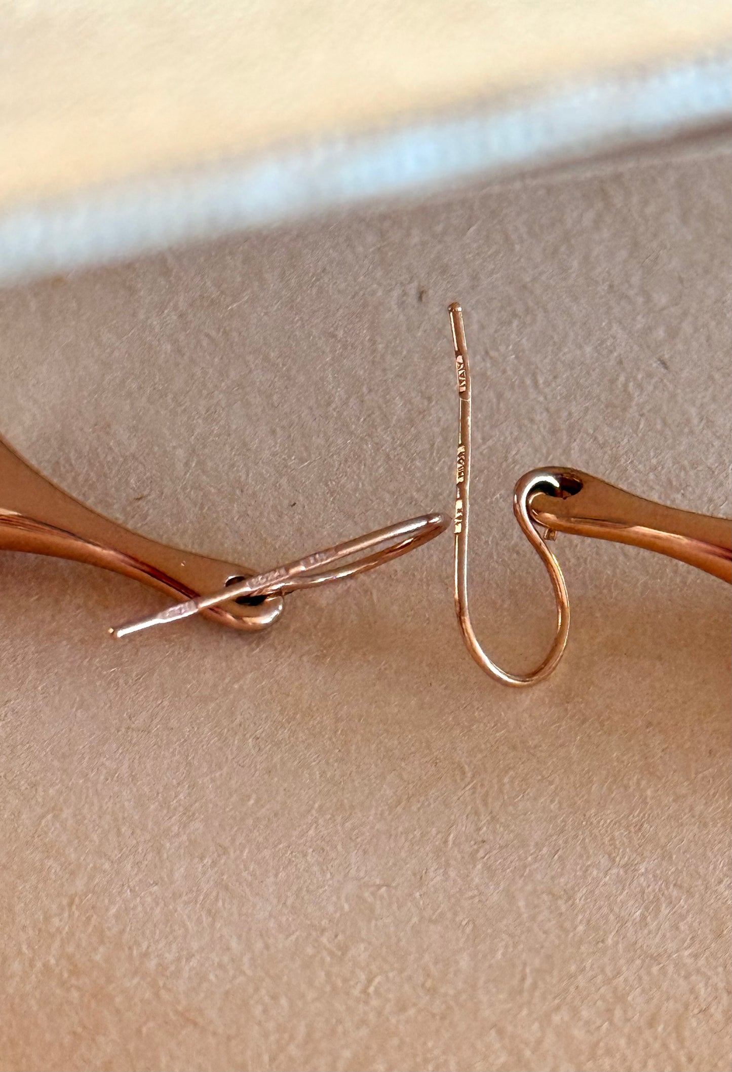 .14ct .1990s .585 architectural form designer Italian Milor modern 14k high carat rose gold teardrop dangle shaped oversized Milor designer rose gold drop earrings