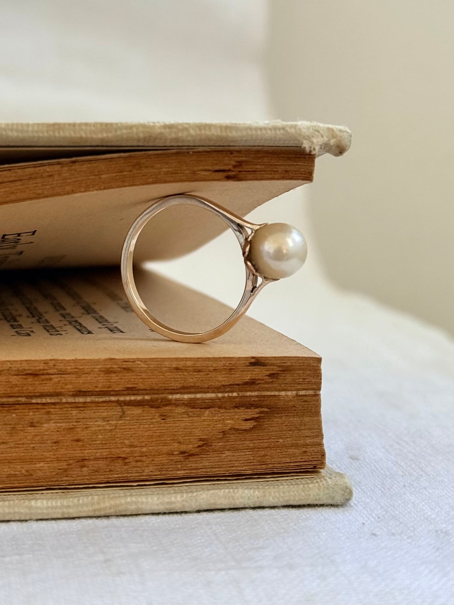 1960s .1970s .375 .9ct solitaire pearl romantic heart setting pearlescent champagne pearl yellow gold luxury cocktail dress ring