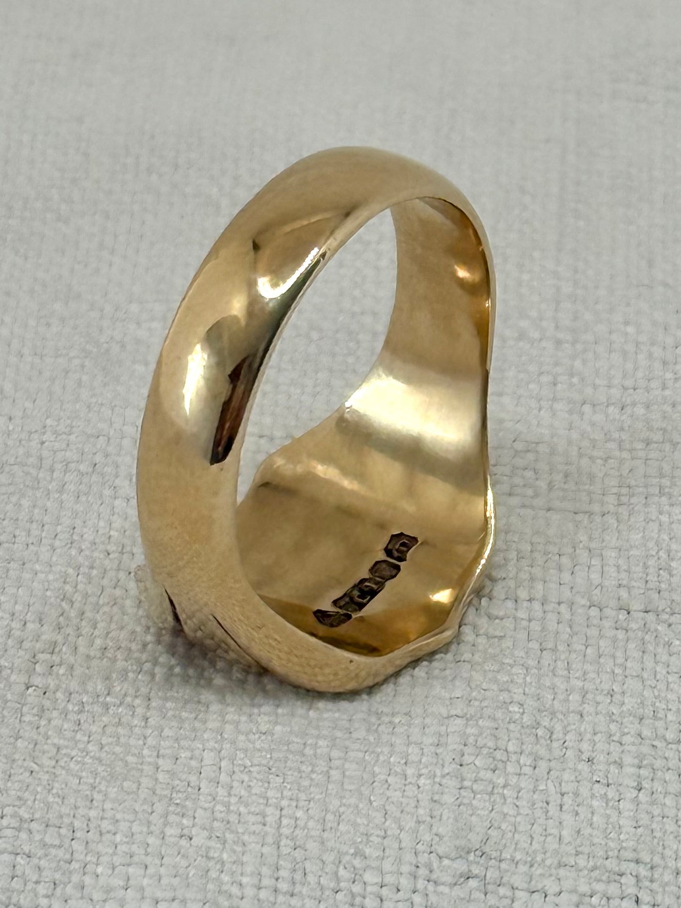 .1970 .375 .9ct solid yellow gold South African Signet Seal Crest Gold Shield ring