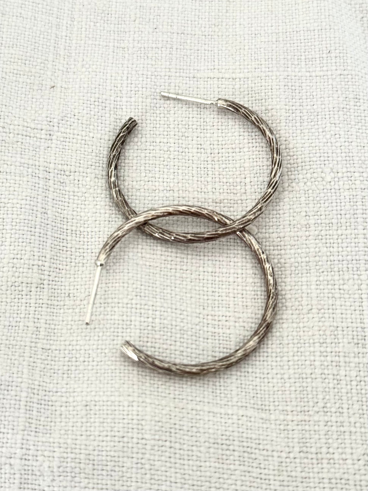 .1970s .30mm hoop .925 textured hand made modernist medium sized sterling silver hoop push in stud earrings