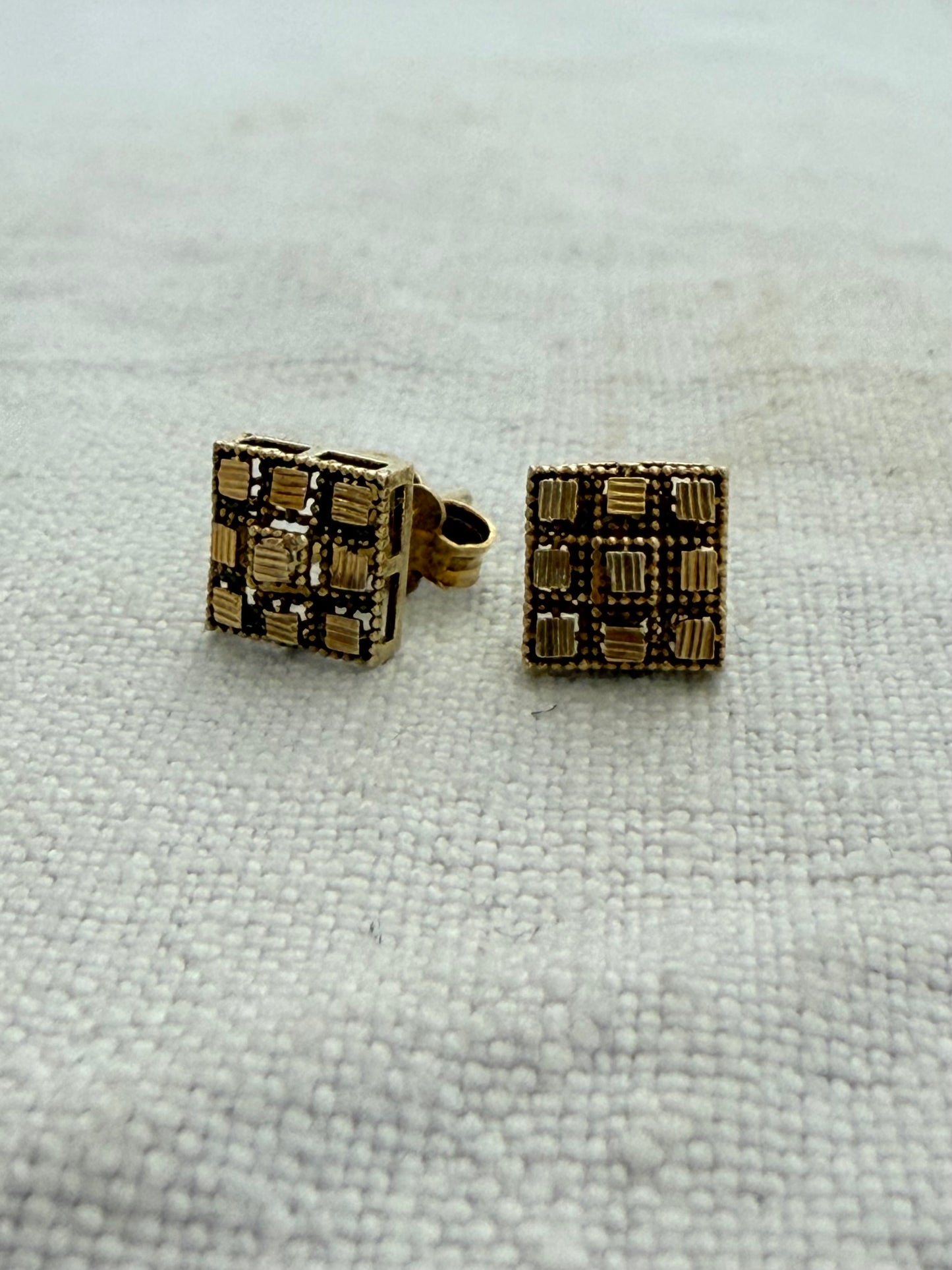.1970s .375 .9ct Brutalist modernist buttery gold square geometric shape post stud earrings