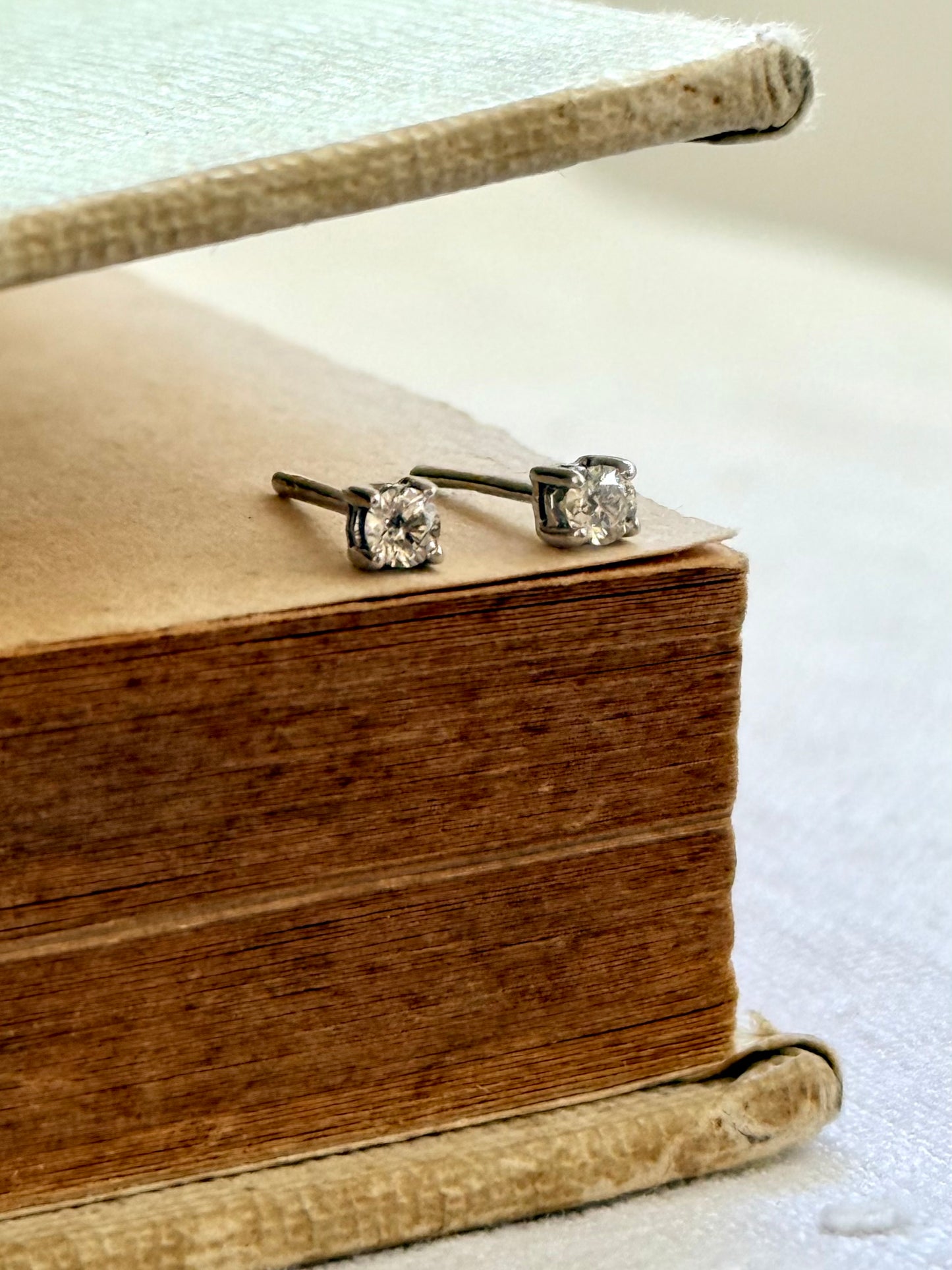 .0.2ct .375 .9ct white gold diamond solitaire classic luxury post stud earrings