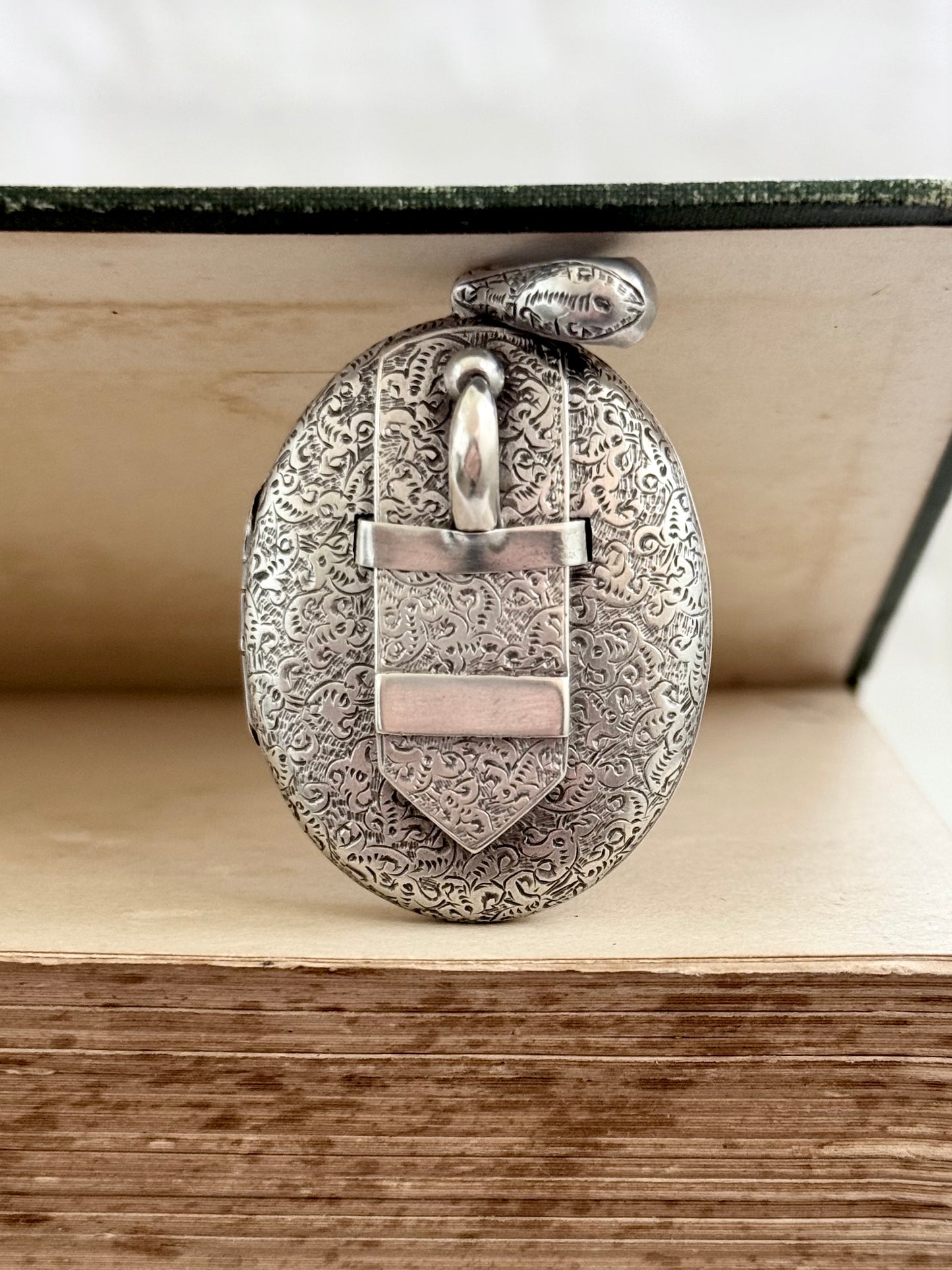 .1880s .925 antique Victorian sweetheart oversized sterling silver buckle locket