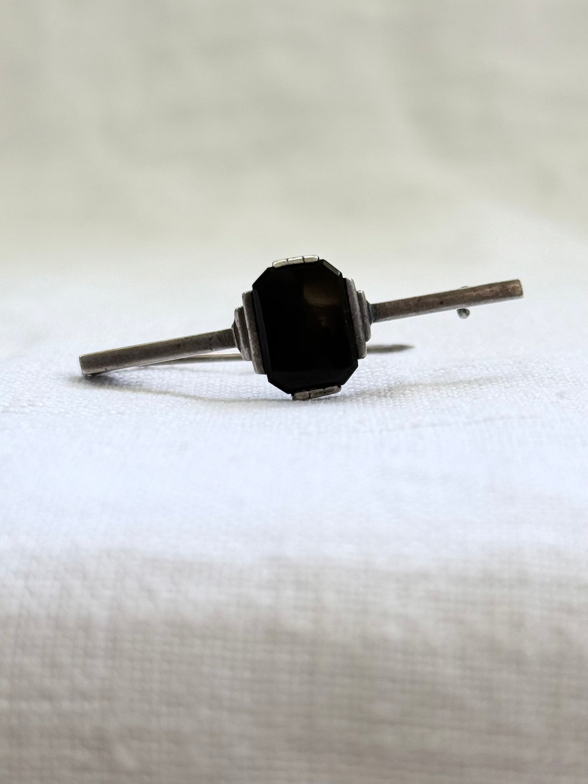 .1920s .925 Art Deco black Onyx gemstone geometric shape sterling silver bar brooch