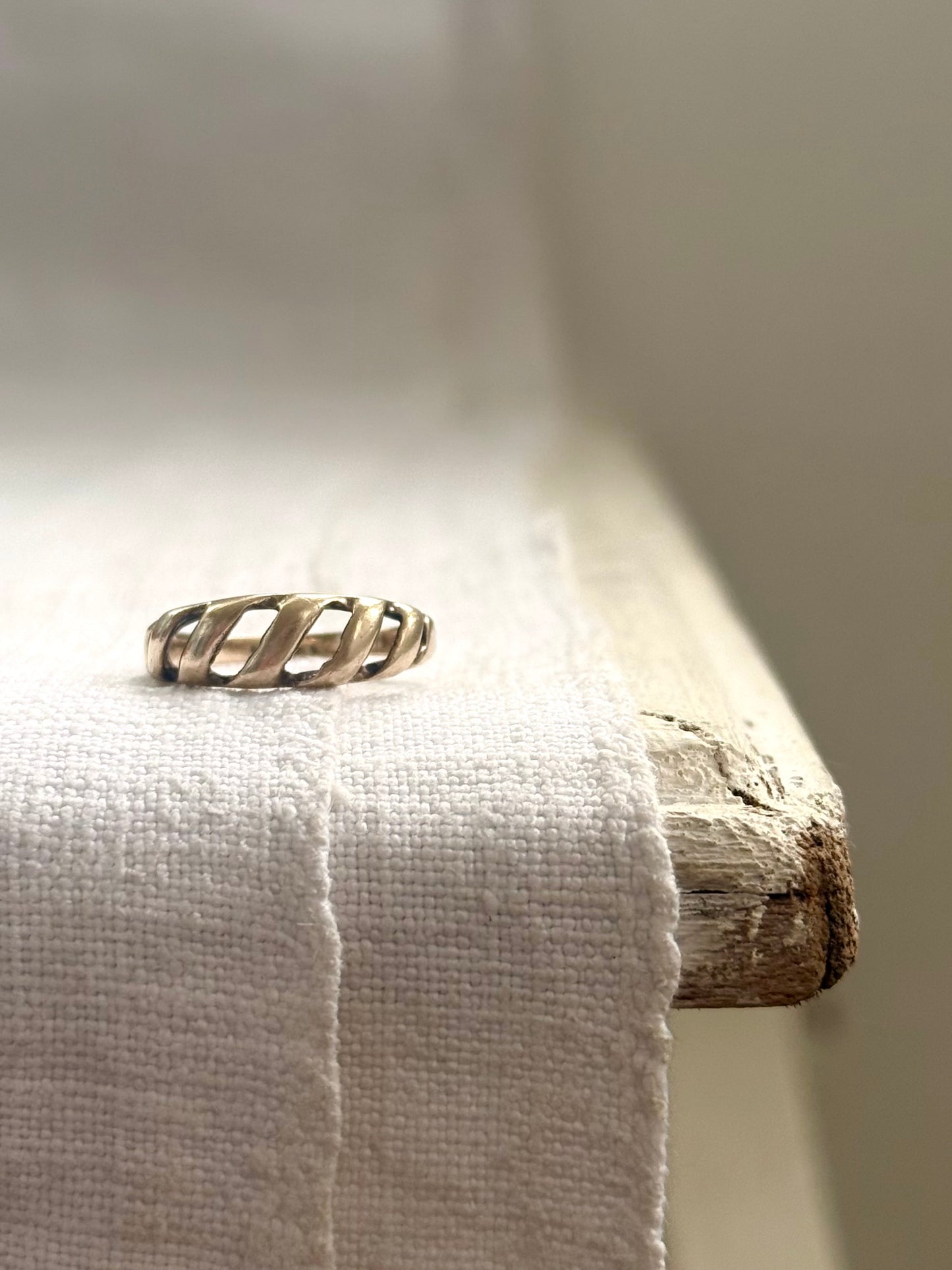 .1970s .1980s .375 .9ct gold Architectural dome arched retro vintage yellow gold ring