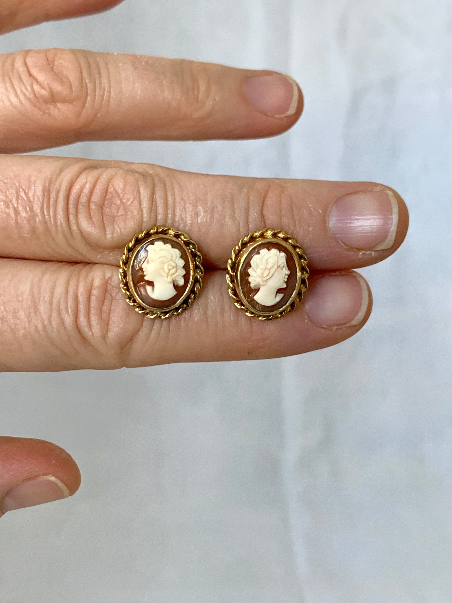 .585 14ct 1950s luxury luscious gold hand carved classic cameo dame estate find shell cameo high carat post stud gold earrings