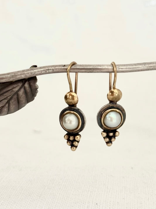 .1990s .375 gold and .925 artisan made Etruscan pearl drop dangle earrings.