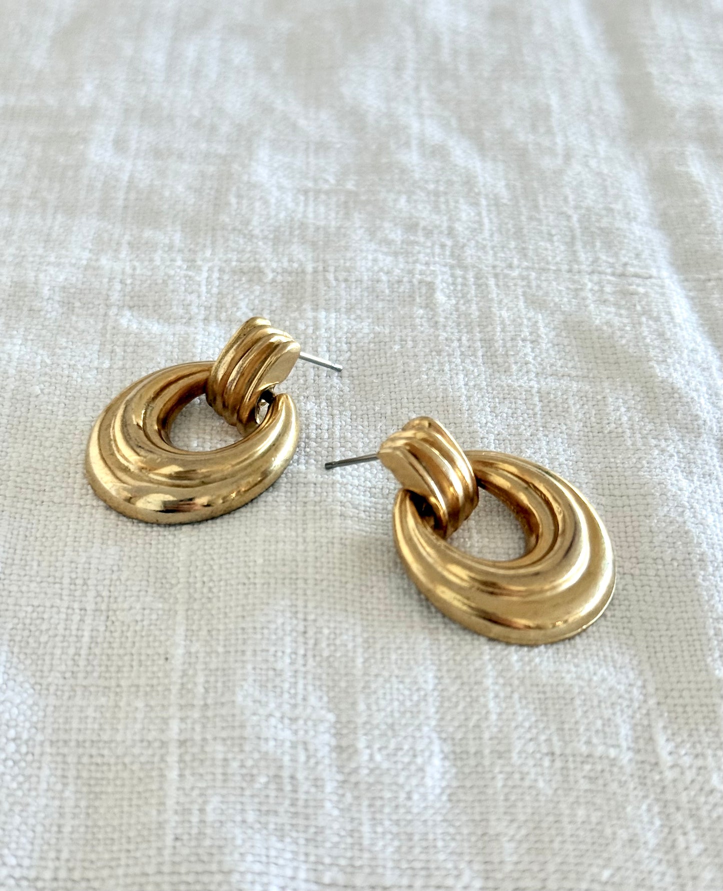 .1980s door knocker gold tone modernist swivel oval post stud earrings