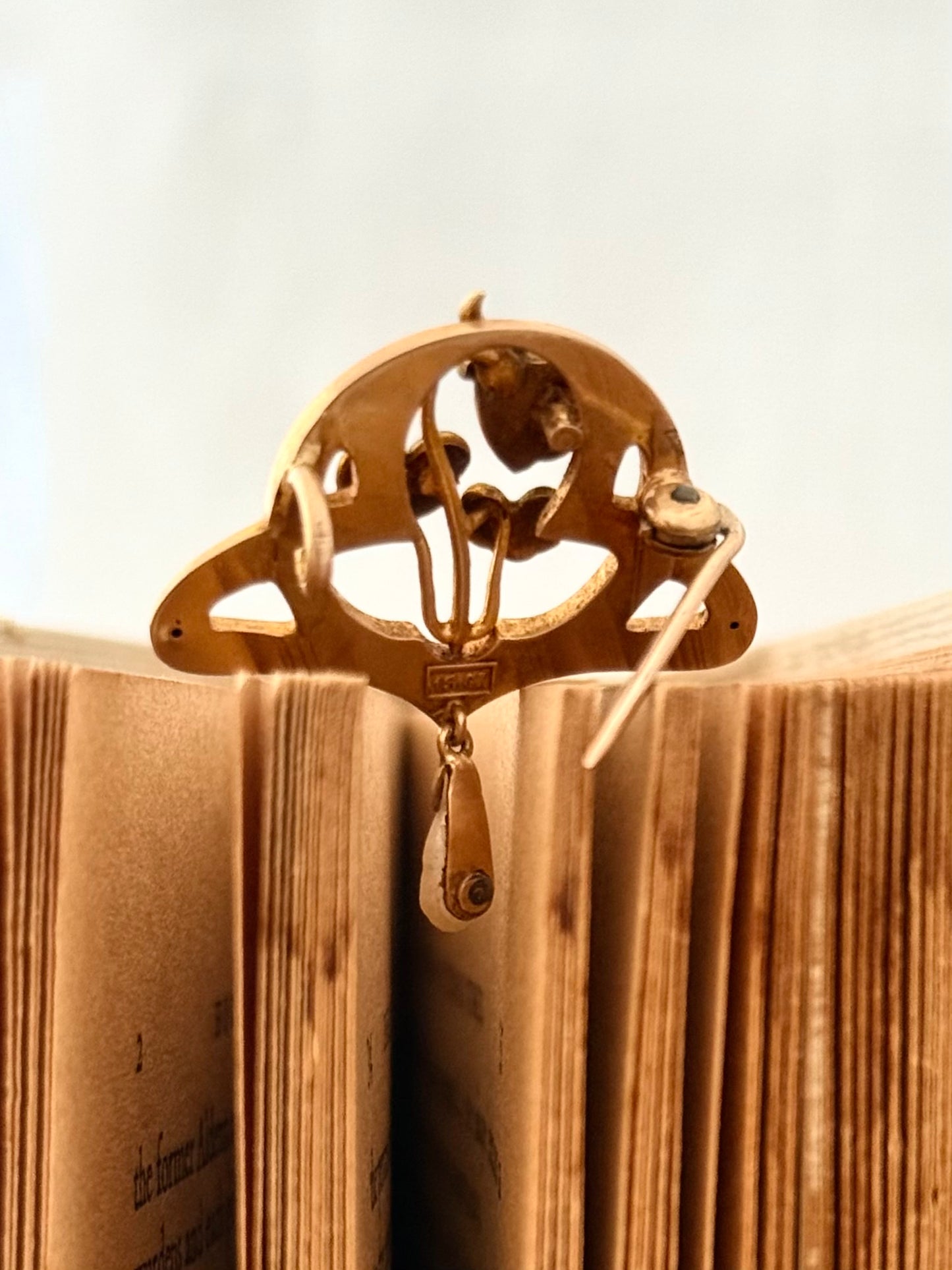 .15ct .1890s .1900s .625 gold Art Nouveau fine art fine gold enamel and pearl water lily lily pad brooch pin