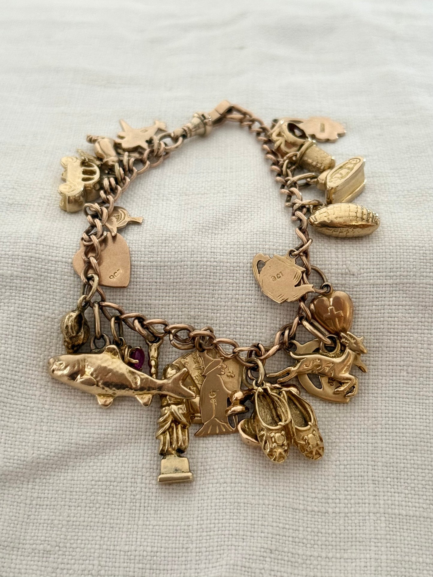 .1970s .1980s .23 charm solid .375 .9ct gold modernist keepsake luxury heirloom charm bracelet