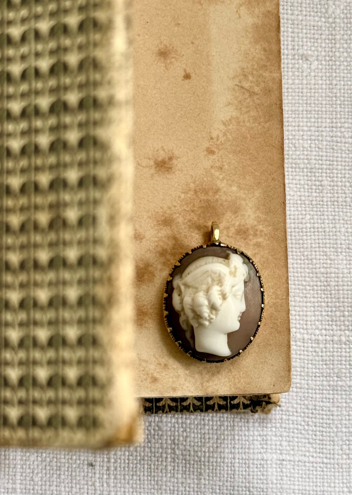 .1840s .1850s antique .18ct .20ct bright gold rare high relief Grecian aquiline dame hand carved true antique cameo pendant