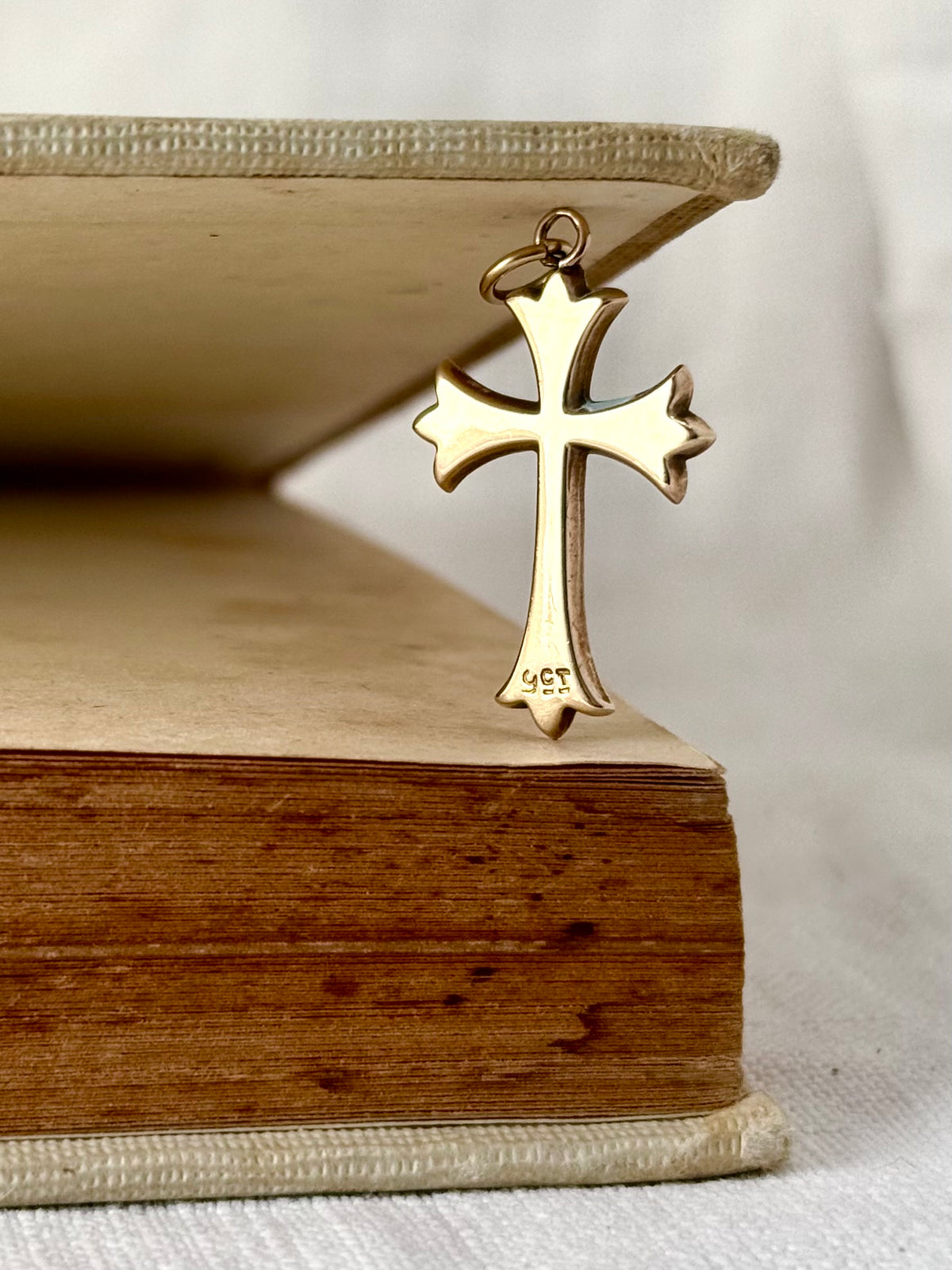 .1900s .1950s .375 .9ct antique Edwardian style gold religious faith cross gold pendant