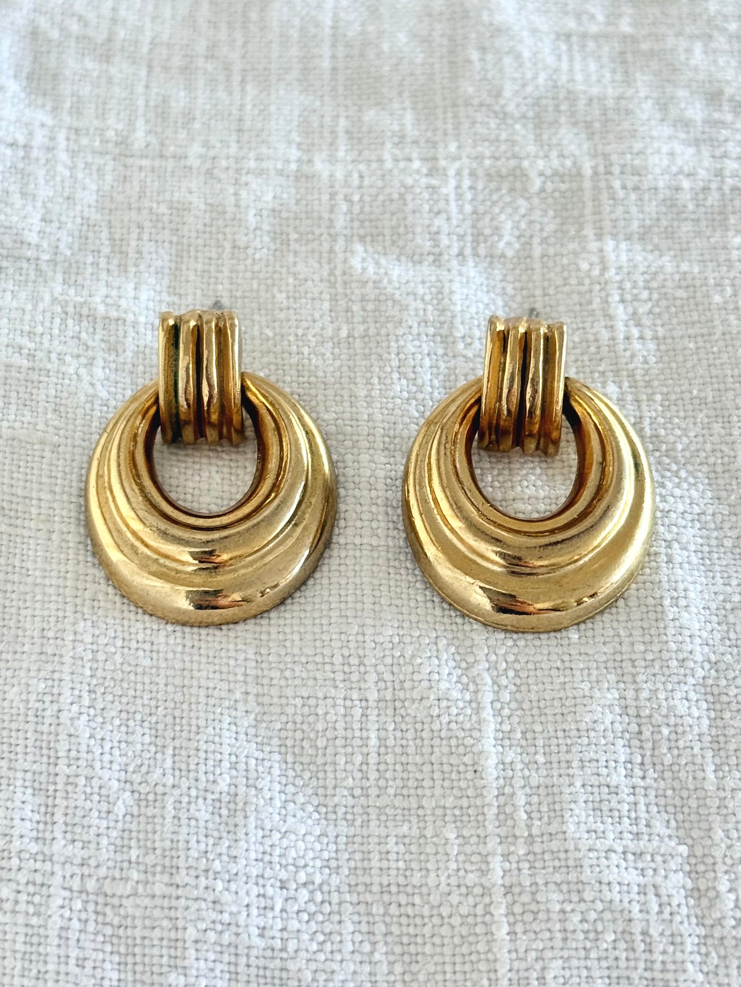 .1980s door knocker gold tone modernist swivel oval post stud earrings