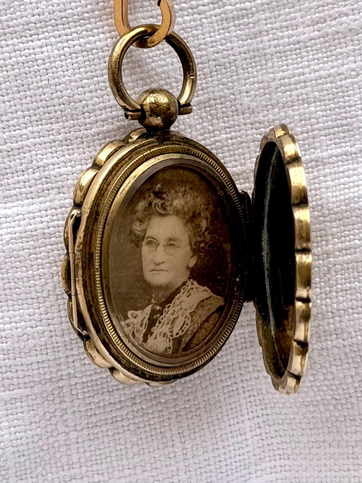 .1860s .1880s antique .375 .9ct gold Aesthetic Victorian era exquisite scallop form double sided front and back gold memento locket