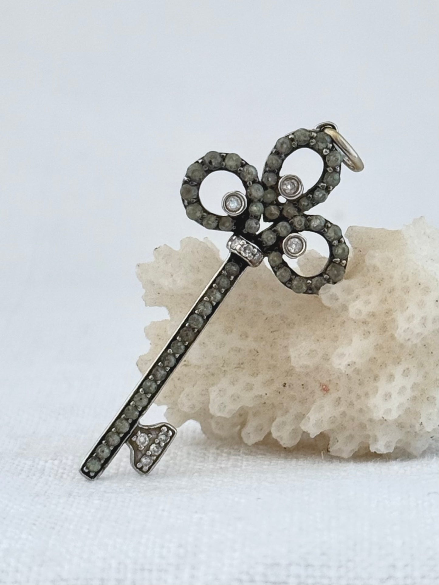 .18ct .750 .60 diamonds Brazilian designer white gold antique revival modernist diamond key luxury 18ct high carat gold and diamond studded romantic clover leaf key pendant