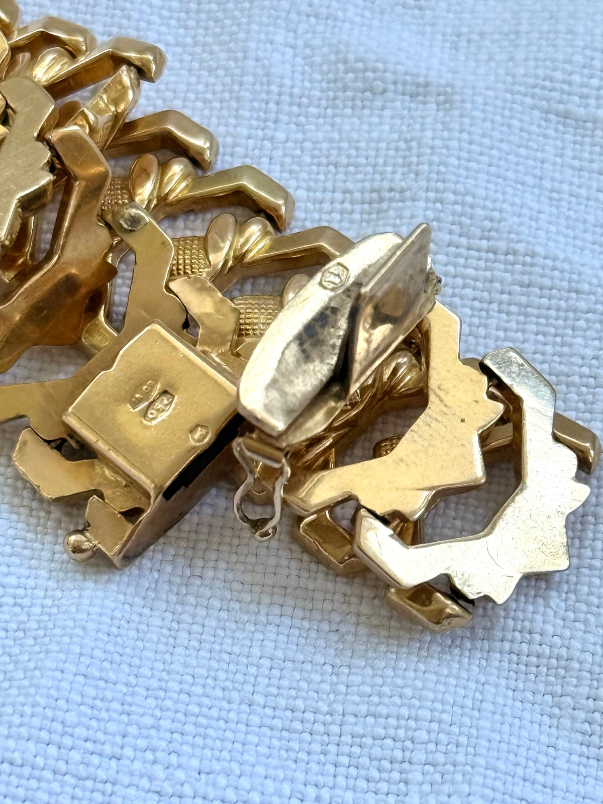 .18ct .750 Polish high carat gold geometric floral form Lotus form segment link luxury gold bracelet