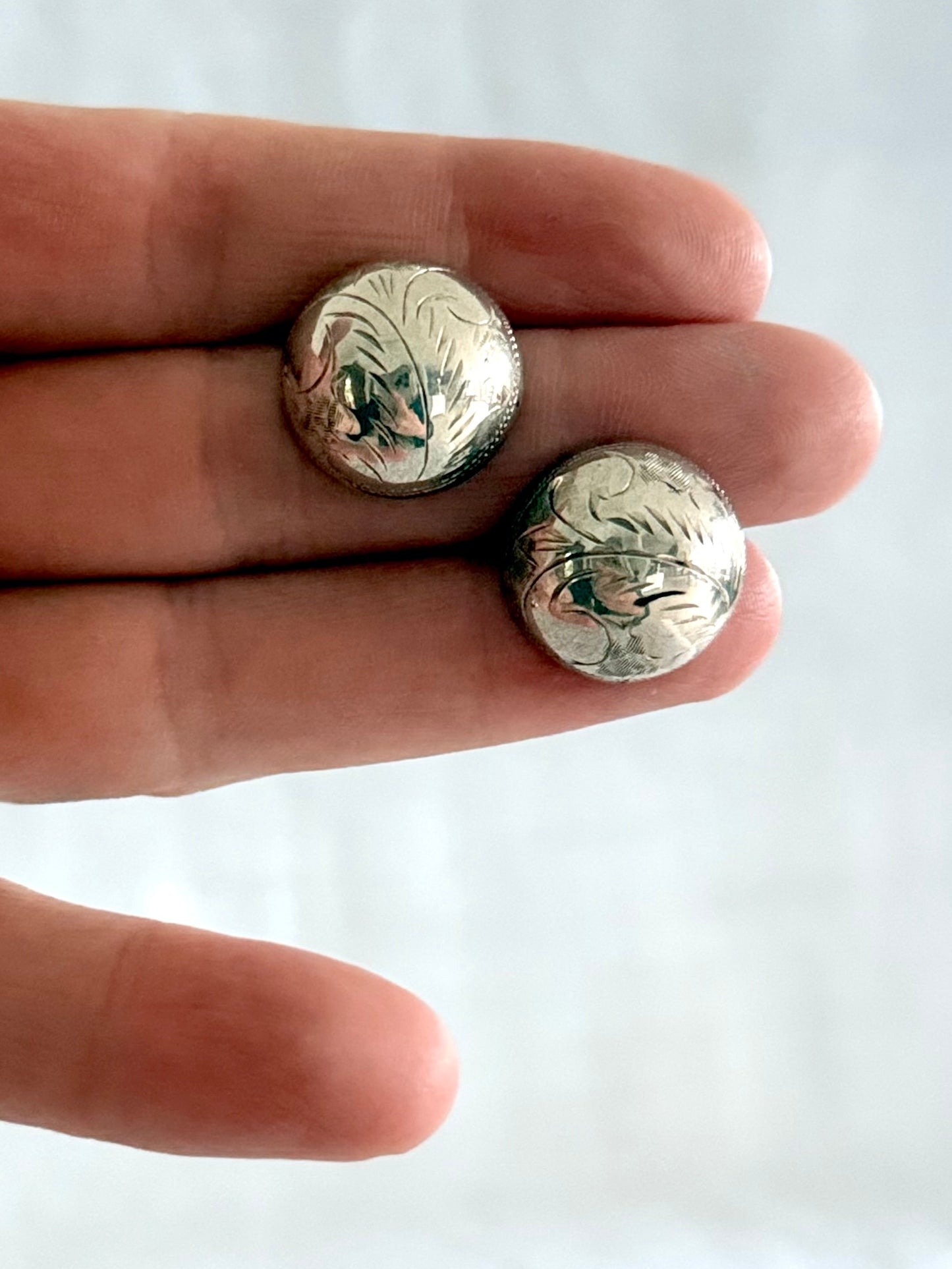 .1970s .18mm diameter .925 oversized circle retro sterling silver round post stud hand edged floral engraved statement earrings
