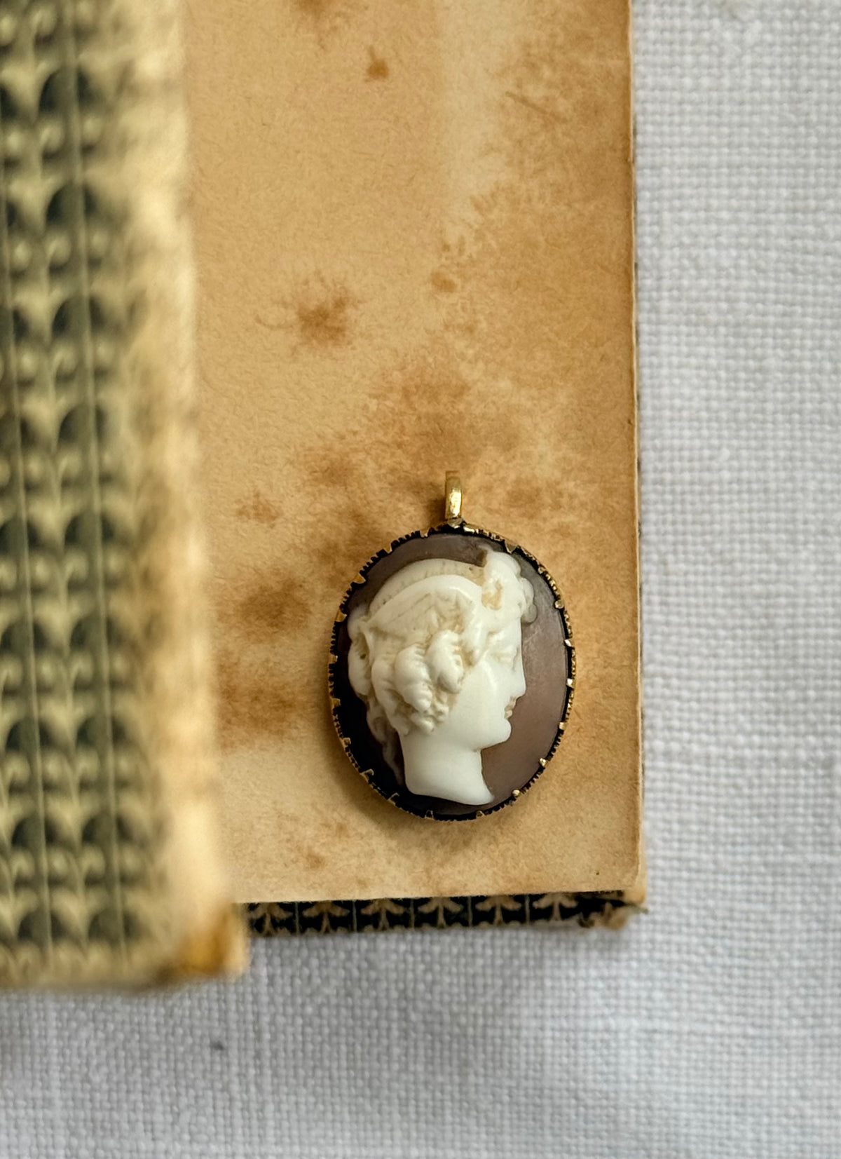 .1840s .1850s antique .18ct .20ct bright gold rare high relief Grecian aquiline dame hand carved true antique cameo pendant