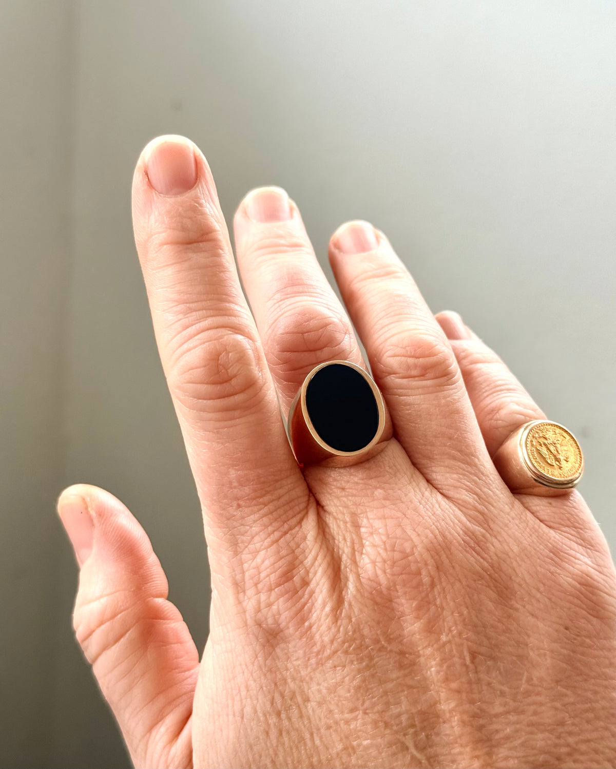 .1960s .375 .9ct black onyx large solid gold modernist oval signet seal gold heirloom unisex gold gemstone ring