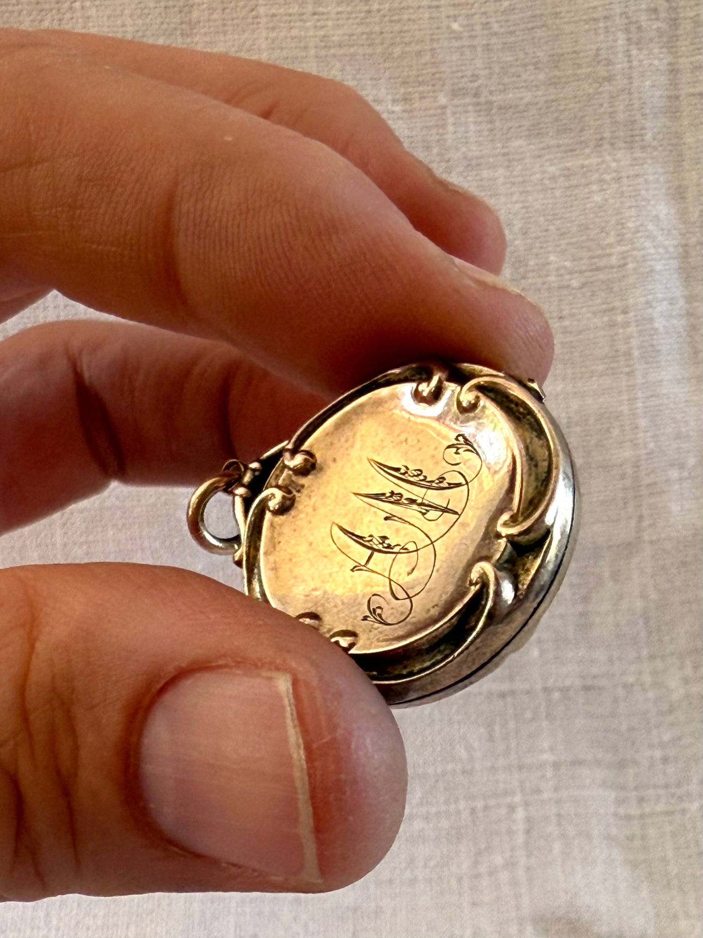 .1900s .375 9ct antique gold Edwardian fancy frame engraved gold photo locket pendant