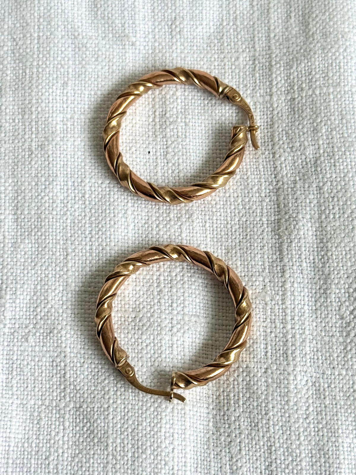 .26mm diameter .375 .9ct rose gold and yellow gold twist twirl fancy two tone 9ct gold medium sized hoop huggy gold earrings