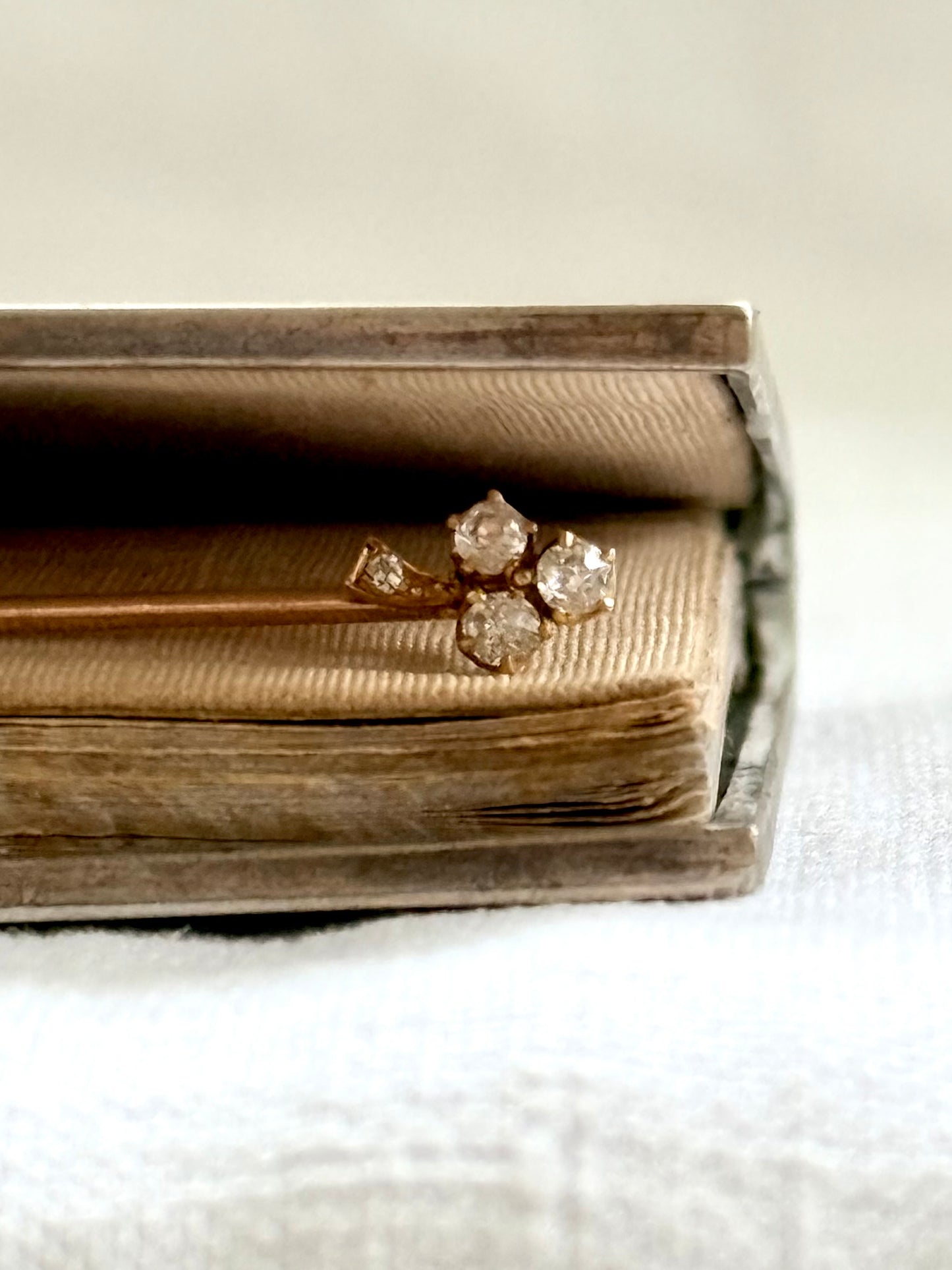 .14ct .1900s .1910s .3 leaf clover .4 diamond antique treasured hope faith love gold lapel stick pin